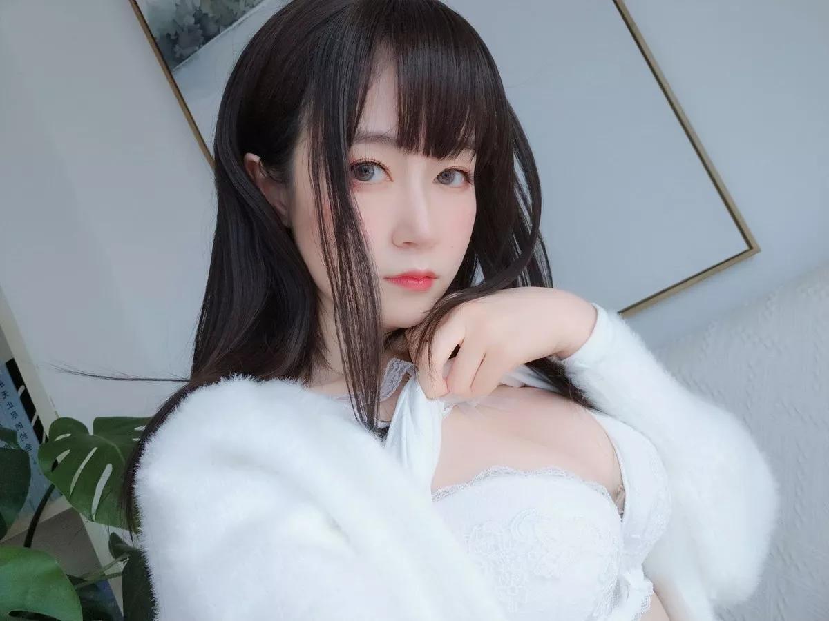 Coser小姐姐白银81白蕾丝主题私房性感内衣配白丝袜秀完美身材诱惑写真106P