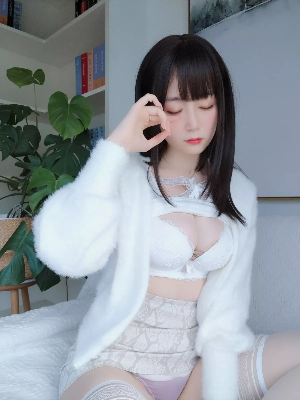 Coser小姐姐白银81白蕾丝主题私房性感内衣配白丝袜秀完美身材诱惑写真106P