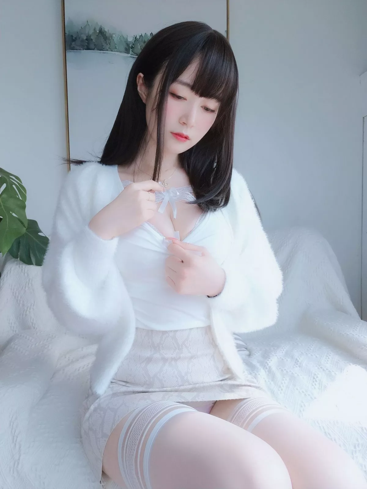 Coser小姐姐白银81白蕾丝主题私房性感内衣配白丝袜秀完美身材诱惑写真106P