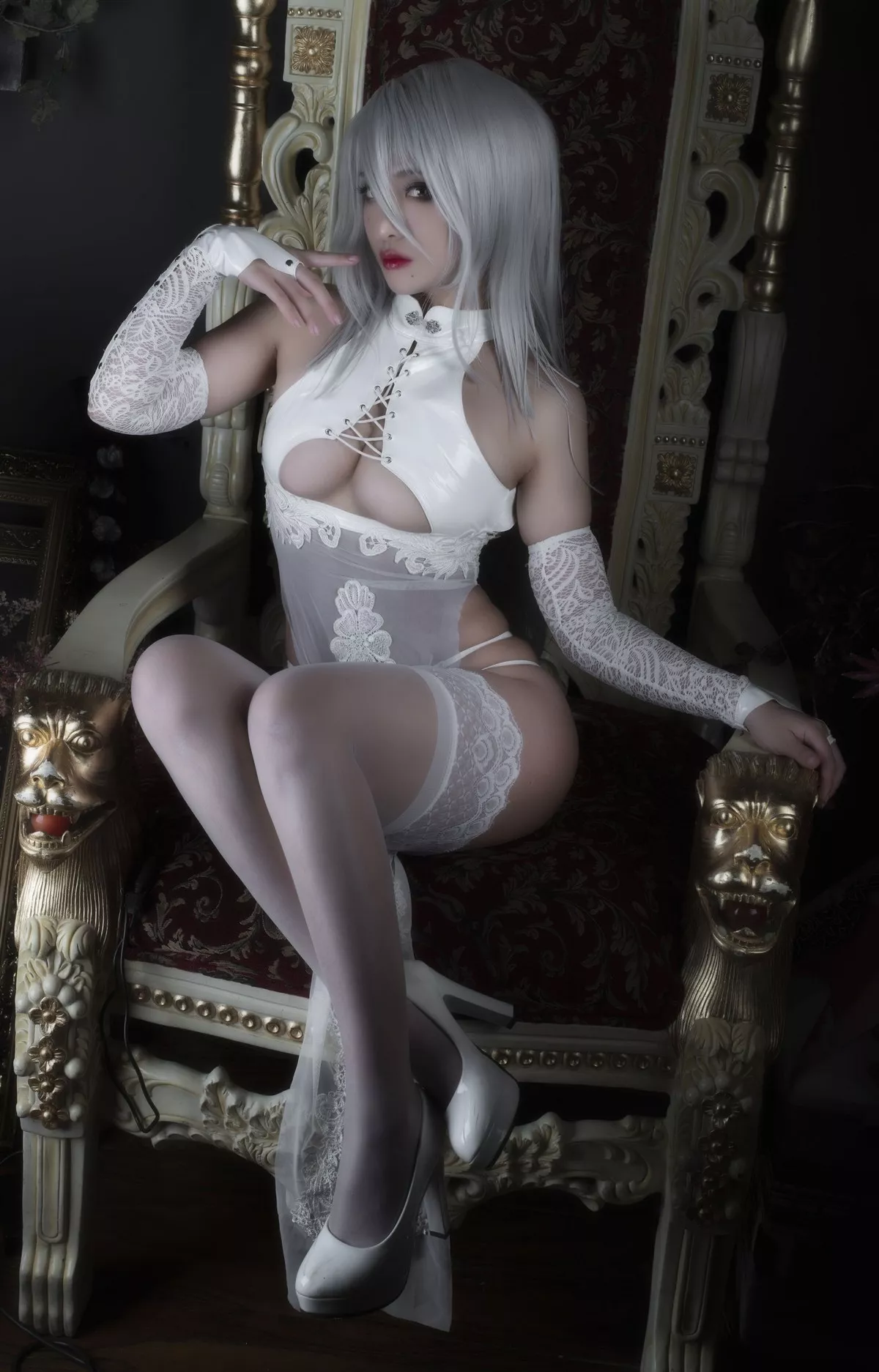 动漫博主洛璃LoLiSAMA尼尔A2主题私房纯白服饰配蕾丝袜秀翘臀美腿诱惑写真47P