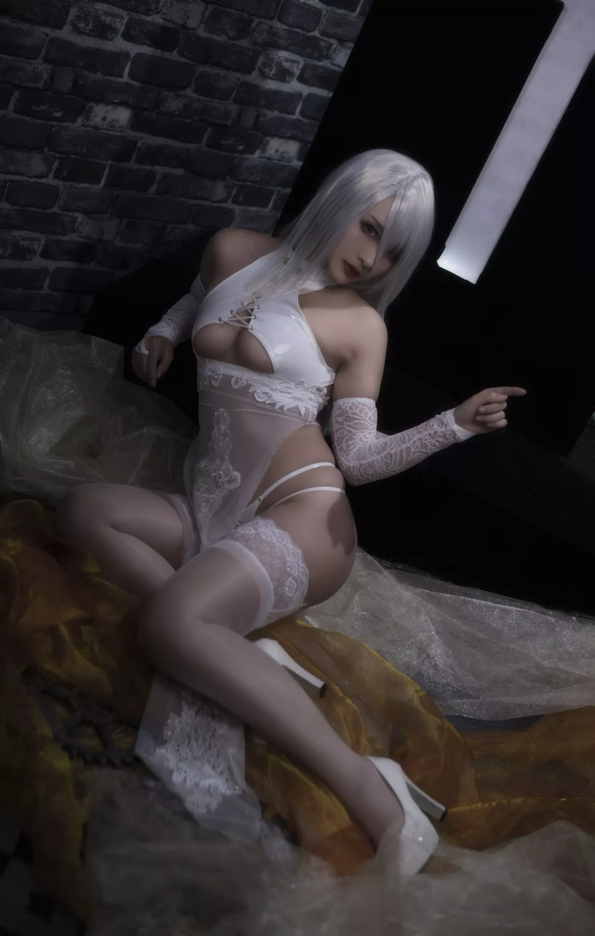 动漫博主洛璃LoLiSAMA尼尔A2主题私房纯白服饰配蕾丝袜秀翘臀美腿诱惑写真47P