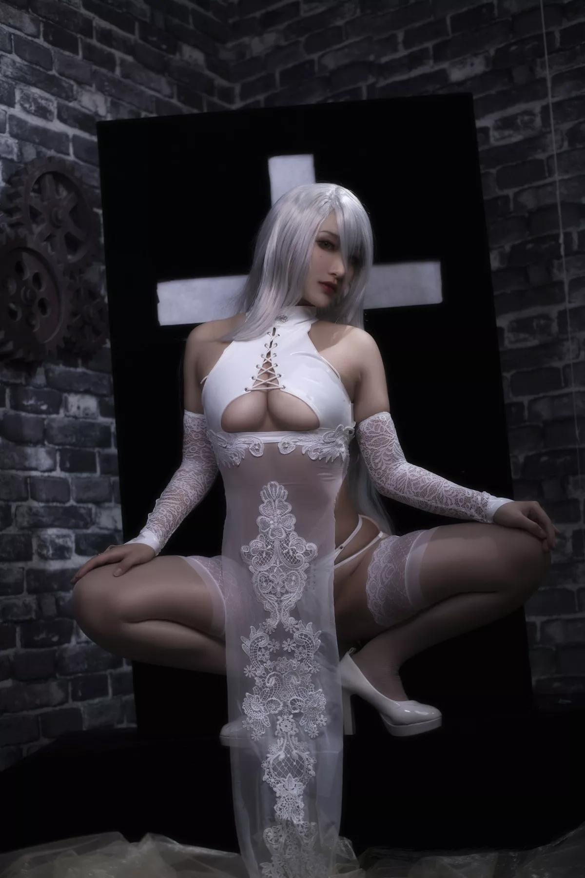 动漫博主洛璃LoLiSAMA尼尔A2主题私房纯白服饰配蕾丝袜秀翘臀美腿诱惑写真47P