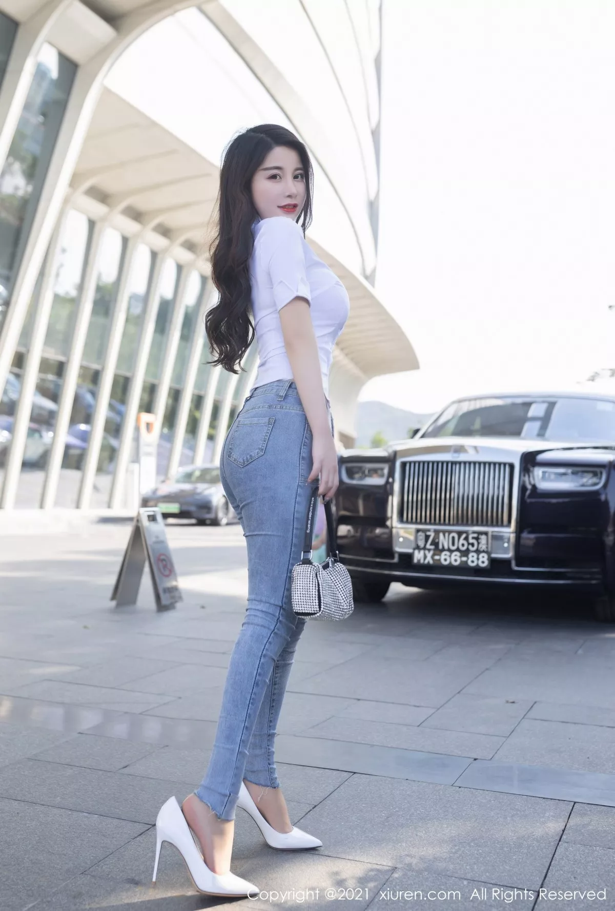 XiuRen第3501期_嫩模美七Mia澳门旅拍私房超薄无内肉丝裤袜秀火辣身材诱惑写真70P