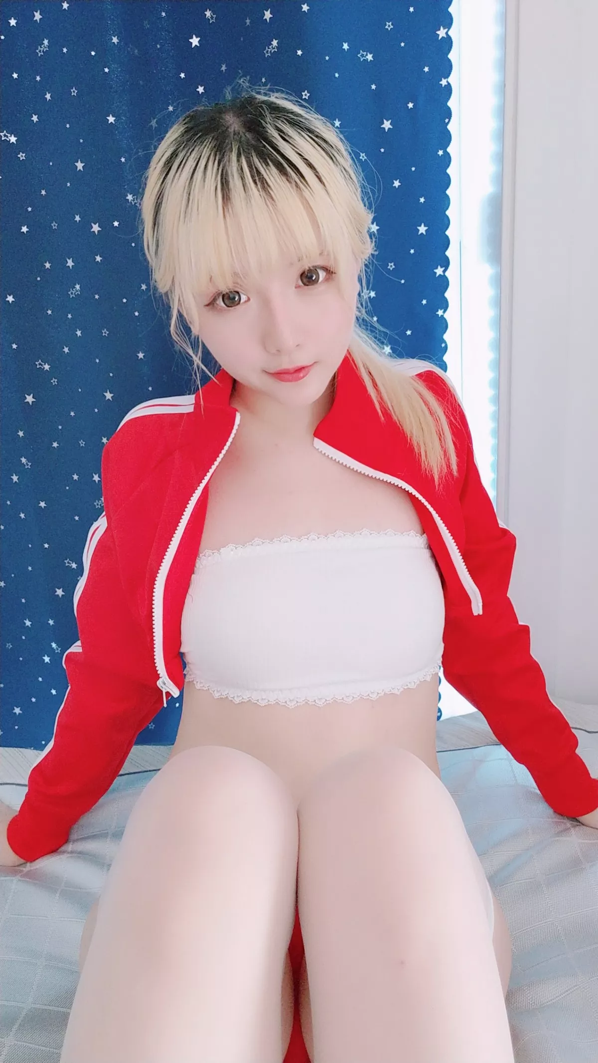 Coser小姐姐星之迟迟红色体操服主题私房性感白丝袜秀翘臀美腿诱惑写真60P