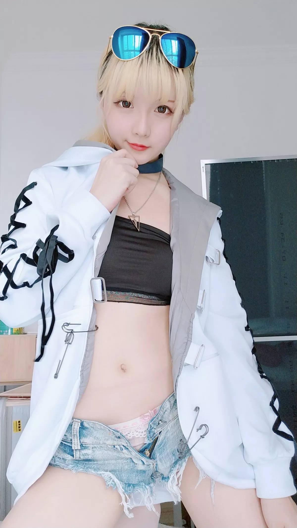 Coser小姐姐星之迟迟莉莉丝主题私房抹胸内衣配齐逼牛仔短裤撩人诱惑写真60P