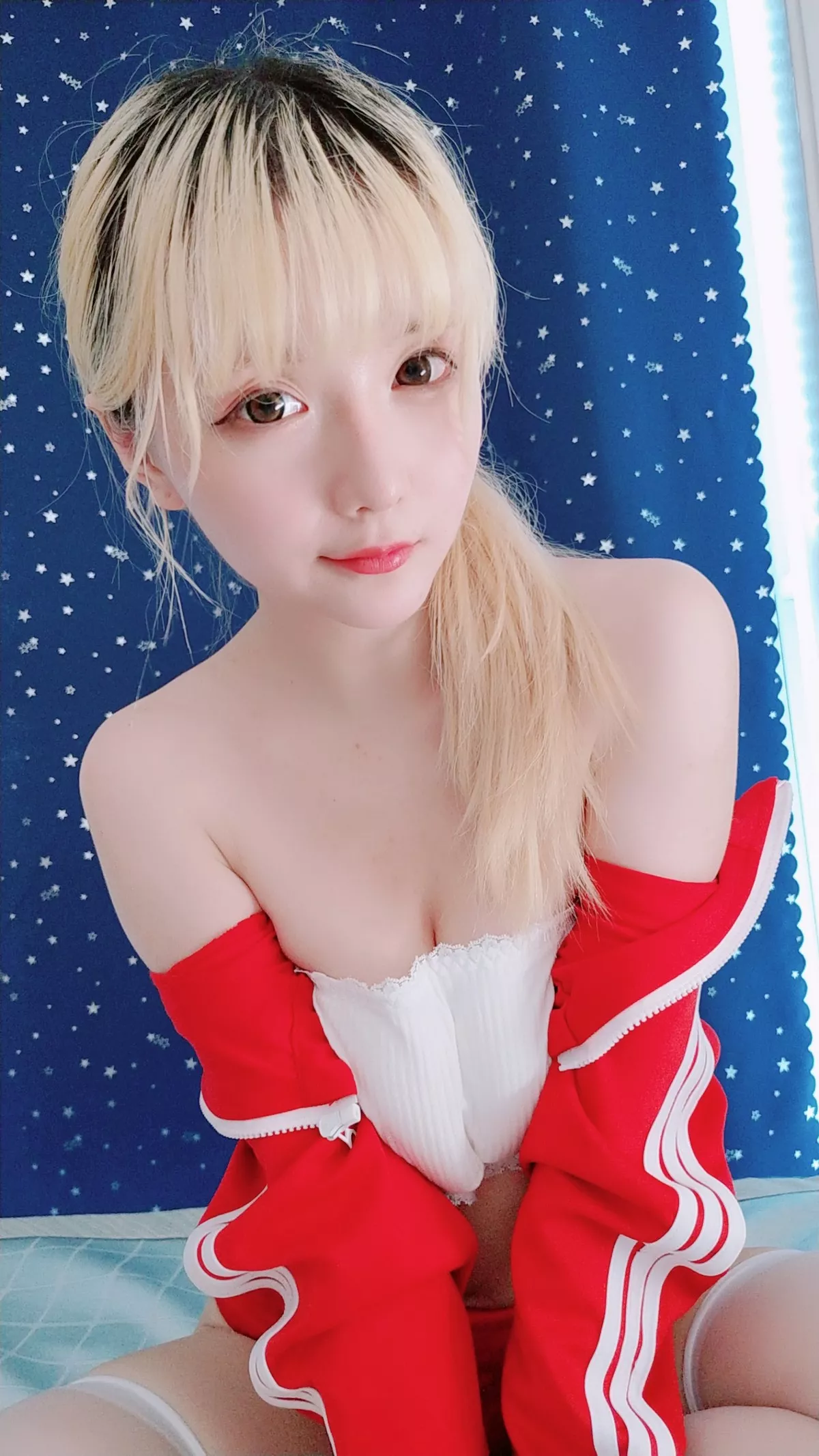 Coser小姐姐星之迟迟红色体操服主题私房性感白丝袜秀翘臀美腿诱惑写真60P