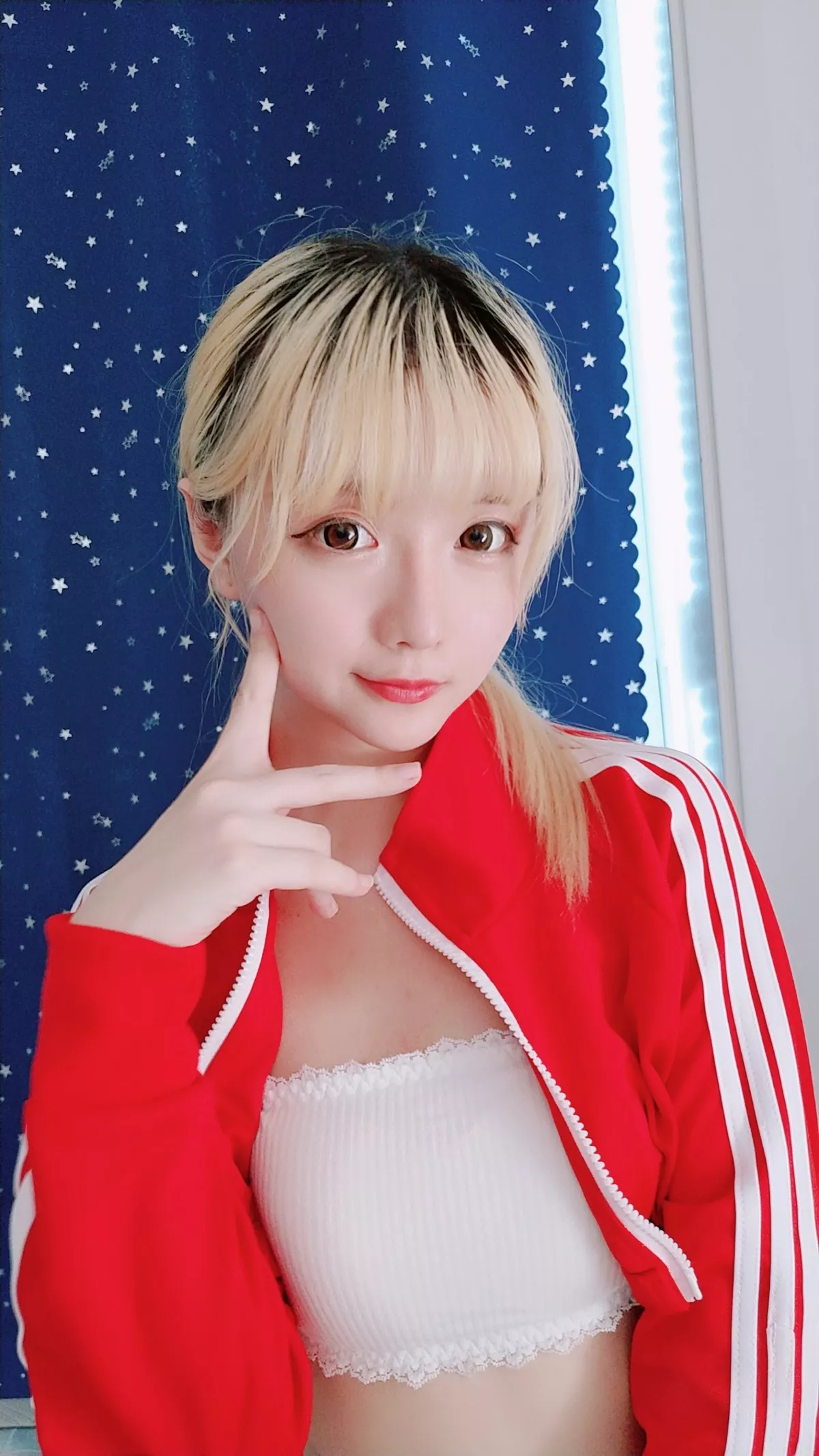 Coser小姐姐星之迟迟红色体操服主题私房性感白丝袜秀翘臀美腿诱惑写真60P