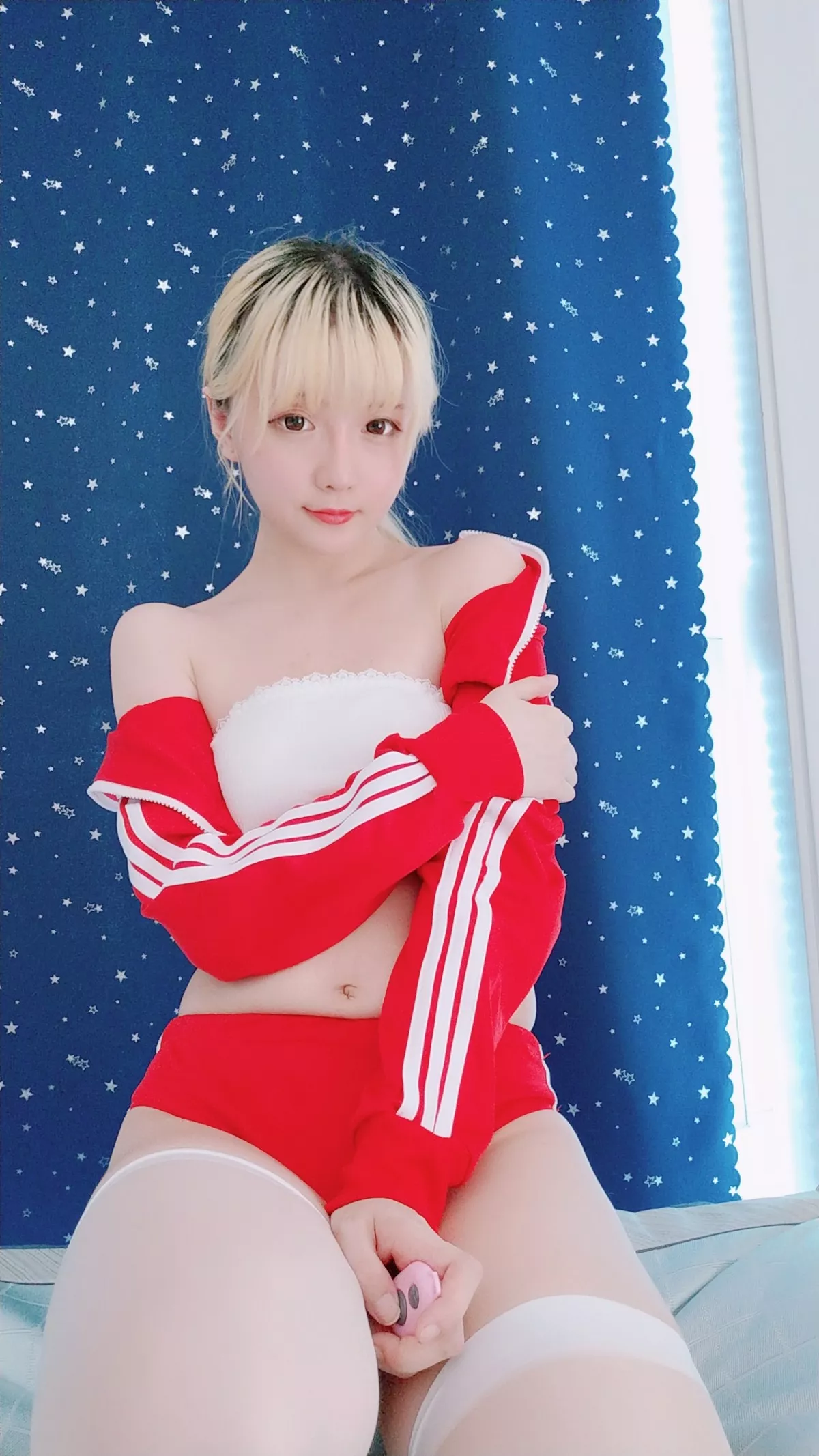 Coser小姐姐星之迟迟红色体操服主题私房性感白丝袜秀翘臀美腿诱惑写真60P