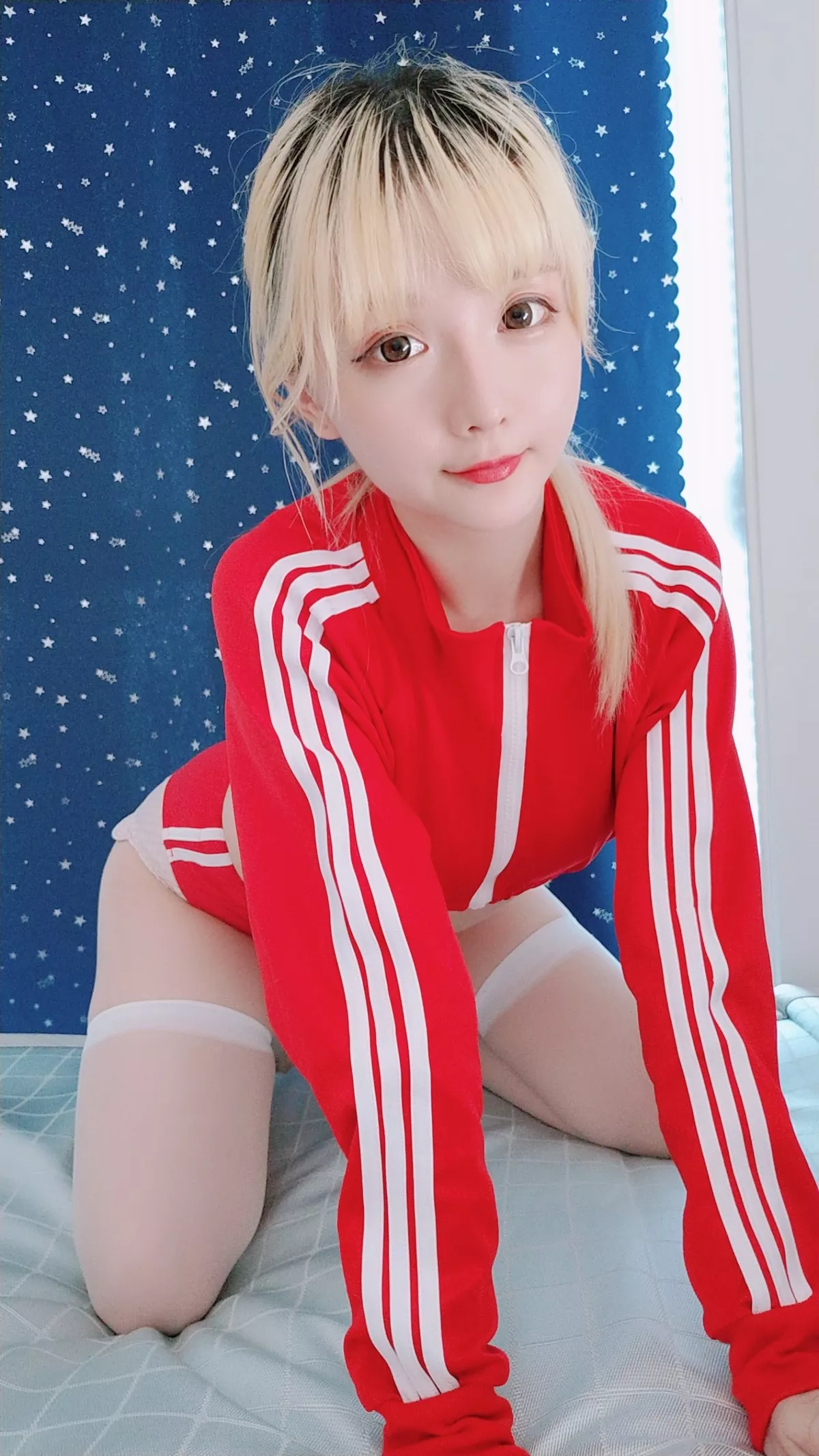 Coser小姐姐星之迟迟红色体操服主题私房性感白丝袜秀翘臀美腿诱惑写真60P