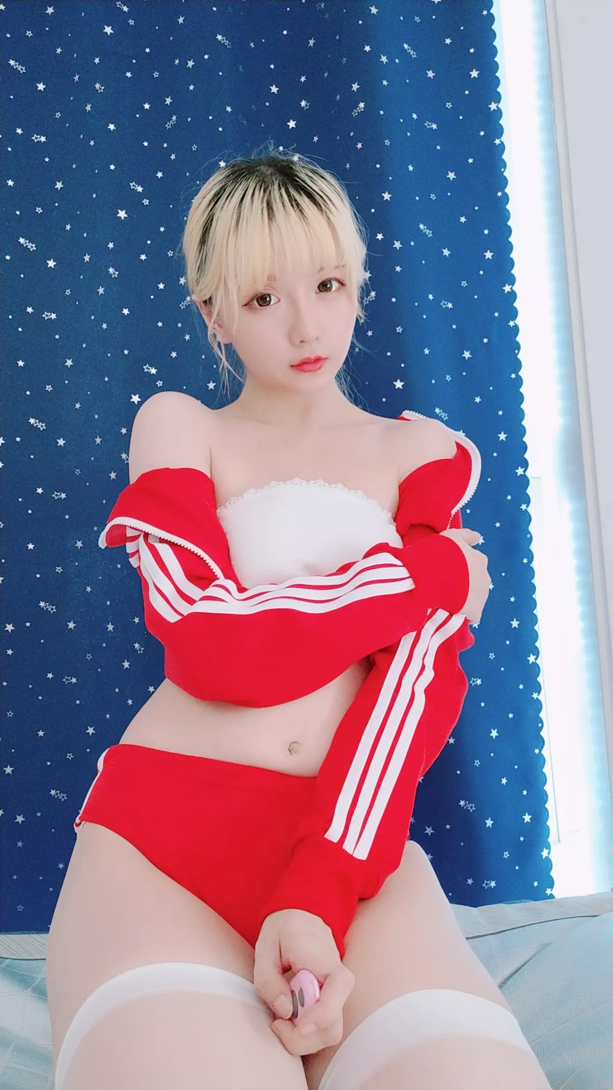 Coser小姐姐星之迟迟红色体操服主题私房性感白丝袜秀翘臀美腿诱惑写真60P