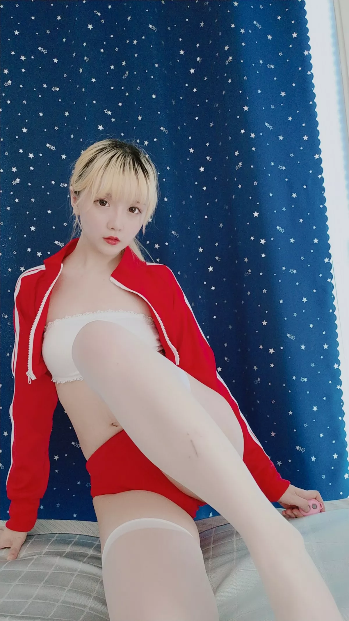 Coser小姐姐星之迟迟红色体操服主题私房性感白丝袜秀翘臀美腿诱惑写真60P
