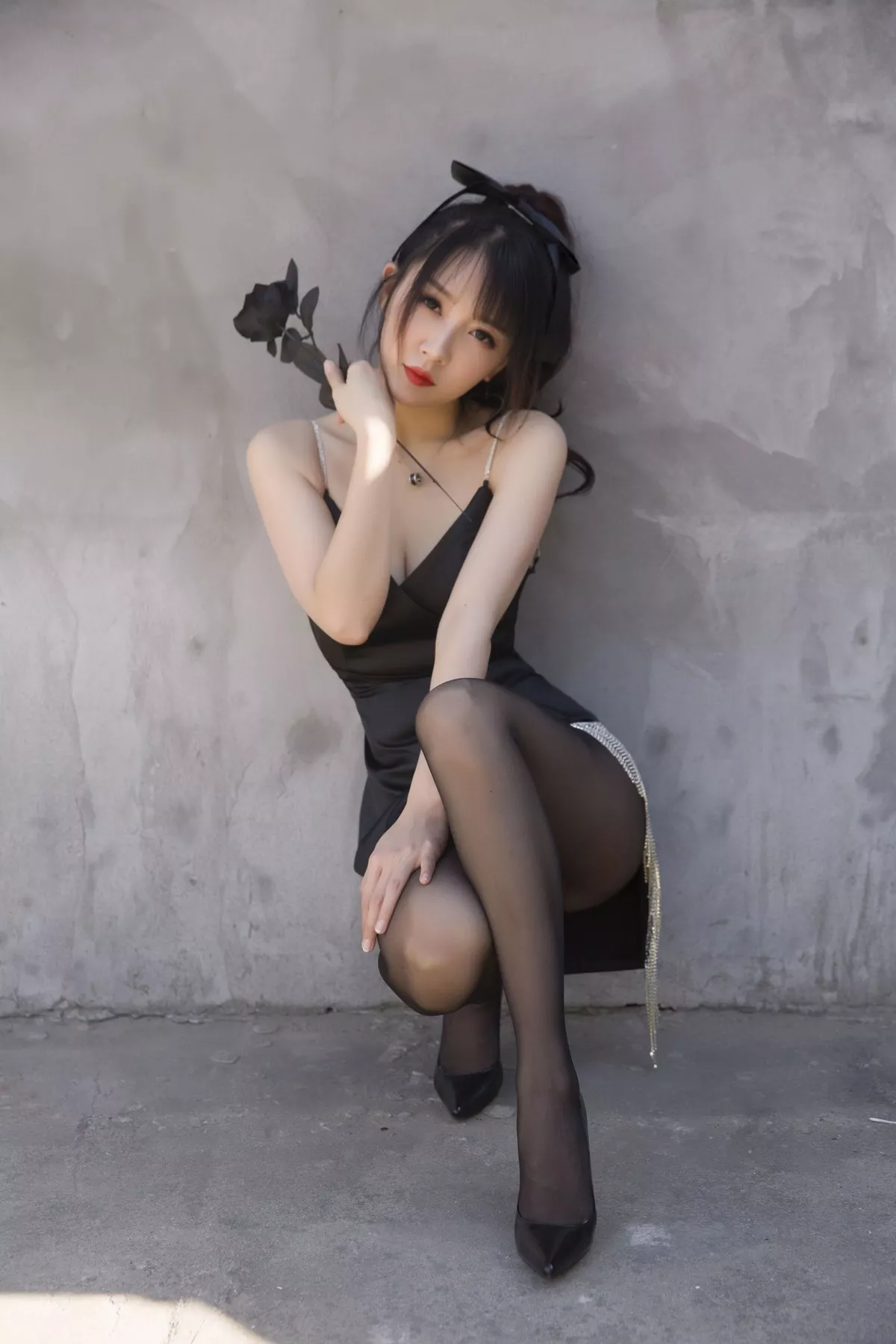 斗鱼主播小女巫露娜黑色流苏主题户外黑色吊裙配黑丝裤袜秀翘臀美腿诱惑写真32P
