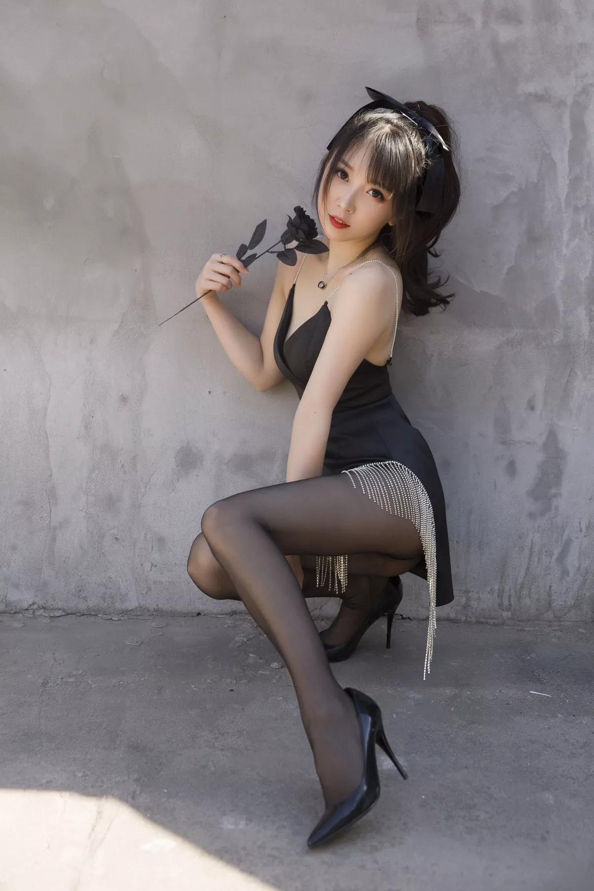 斗鱼主播小女巫露娜黑色流苏主题户外黑色吊裙配黑丝裤袜秀翘臀美腿诱惑写真32P