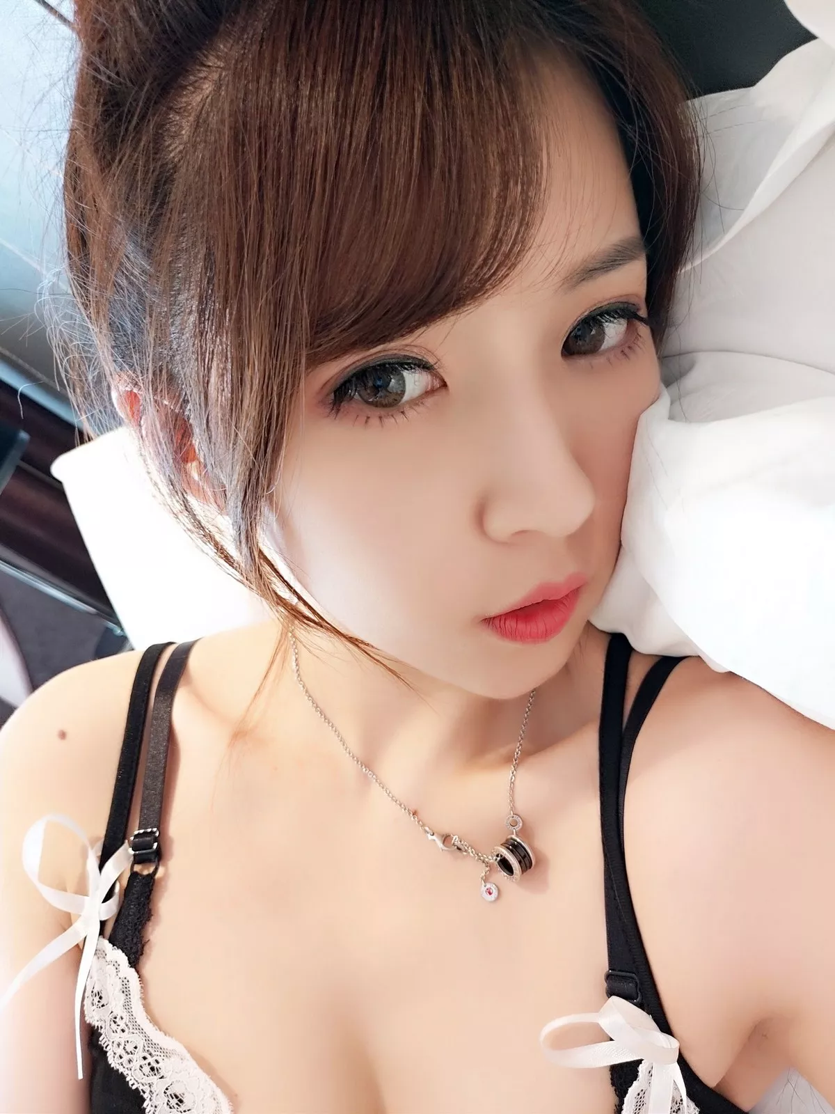 斗鱼主播小女巫露娜黑色吊带裙主题床上低胸裙配黑丝裤袜秀美腿诱惑写真36P