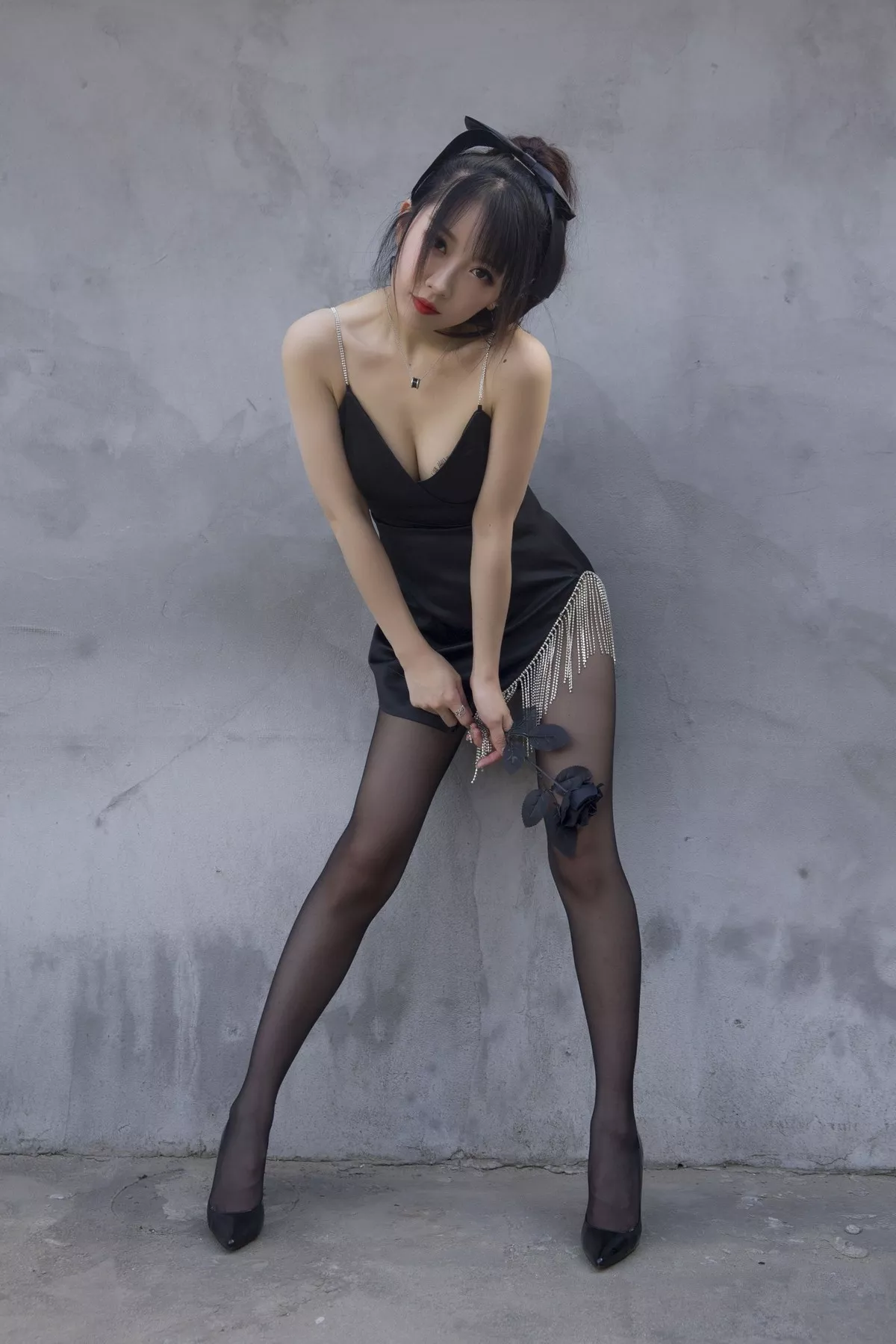 斗鱼主播小女巫露娜黑色流苏主题户外黑色吊裙配黑丝裤袜秀翘臀美腿诱惑写真32P