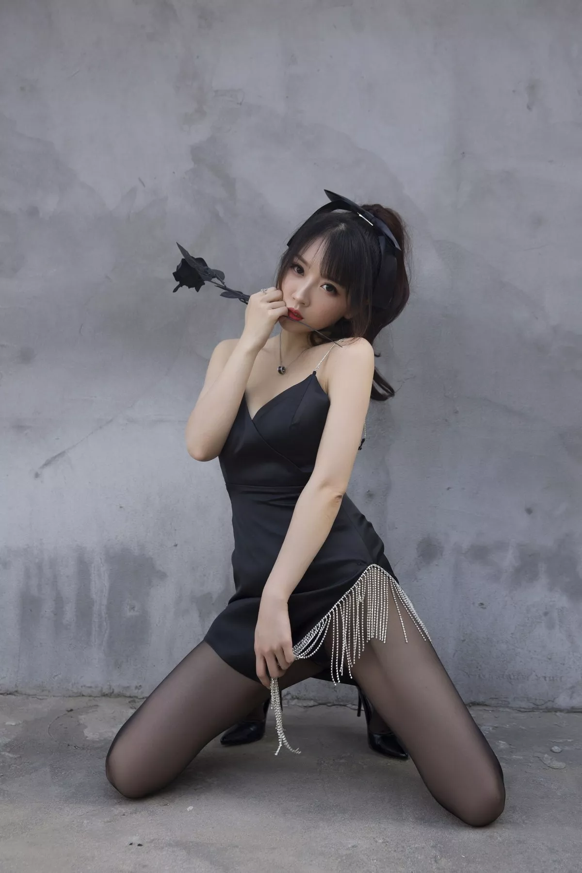斗鱼主播小女巫露娜黑色流苏主题户外黑色吊裙配黑丝裤袜秀翘臀美腿诱惑写真32P