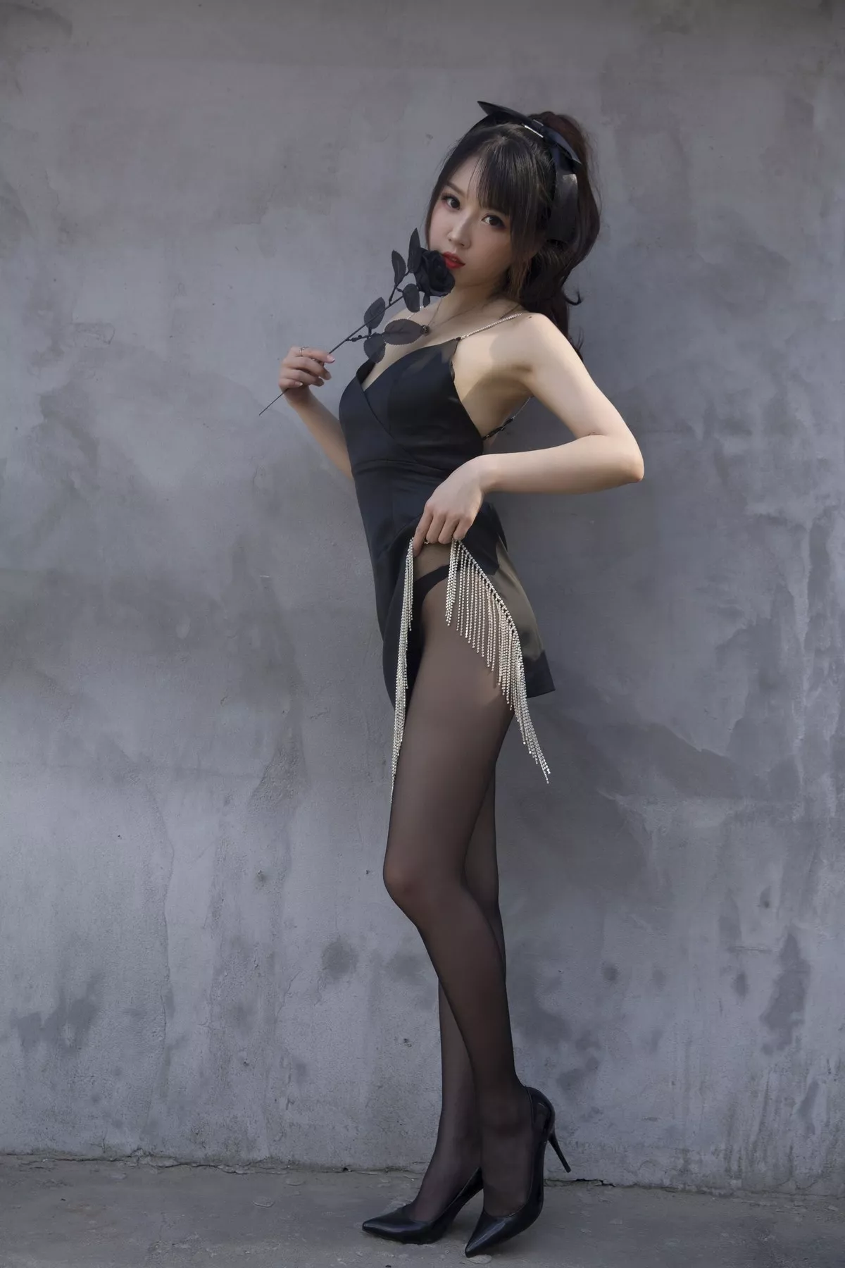 斗鱼主播小女巫露娜黑色流苏主题户外黑色吊裙配黑丝裤袜秀翘臀美腿诱惑写真32P