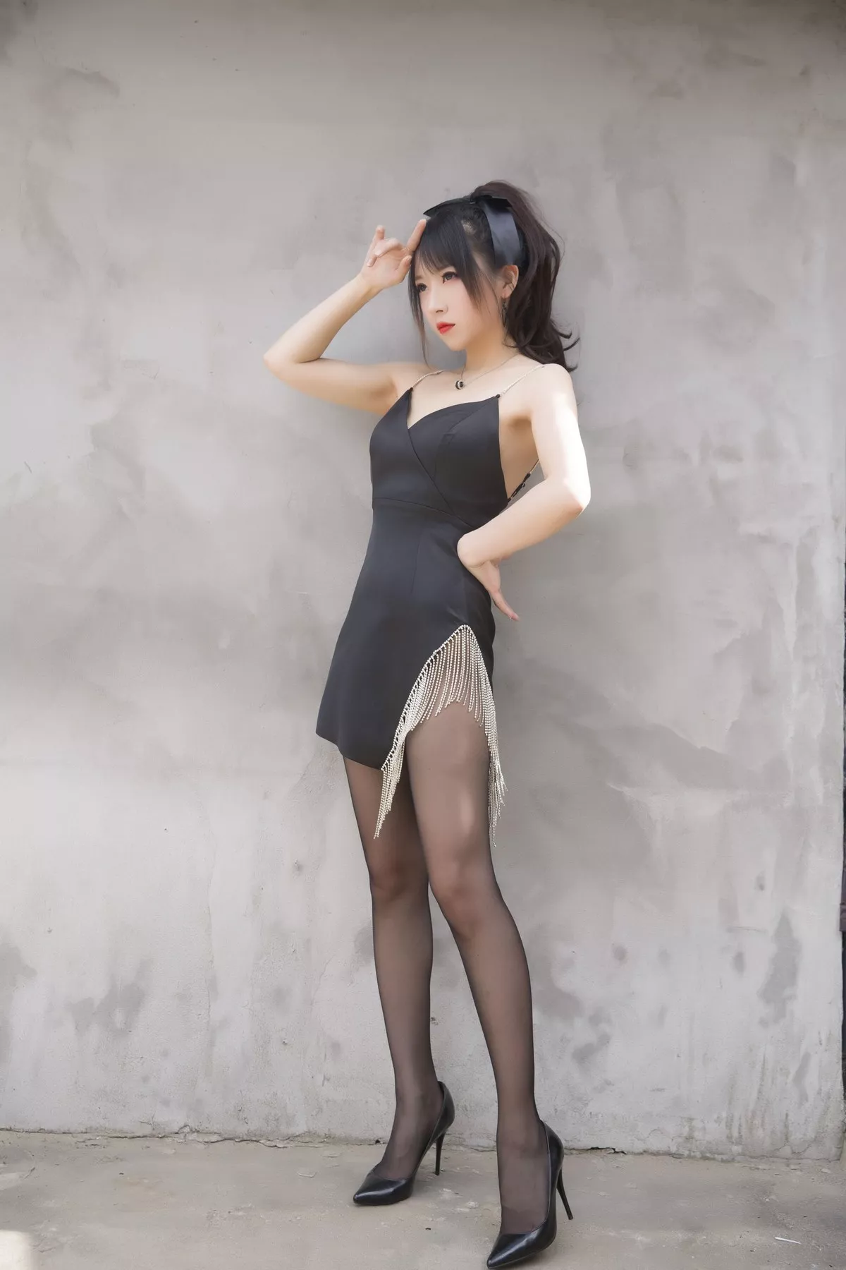 斗鱼主播小女巫露娜黑色流苏主题户外黑色吊裙配黑丝裤袜秀翘臀美腿诱惑写真32P