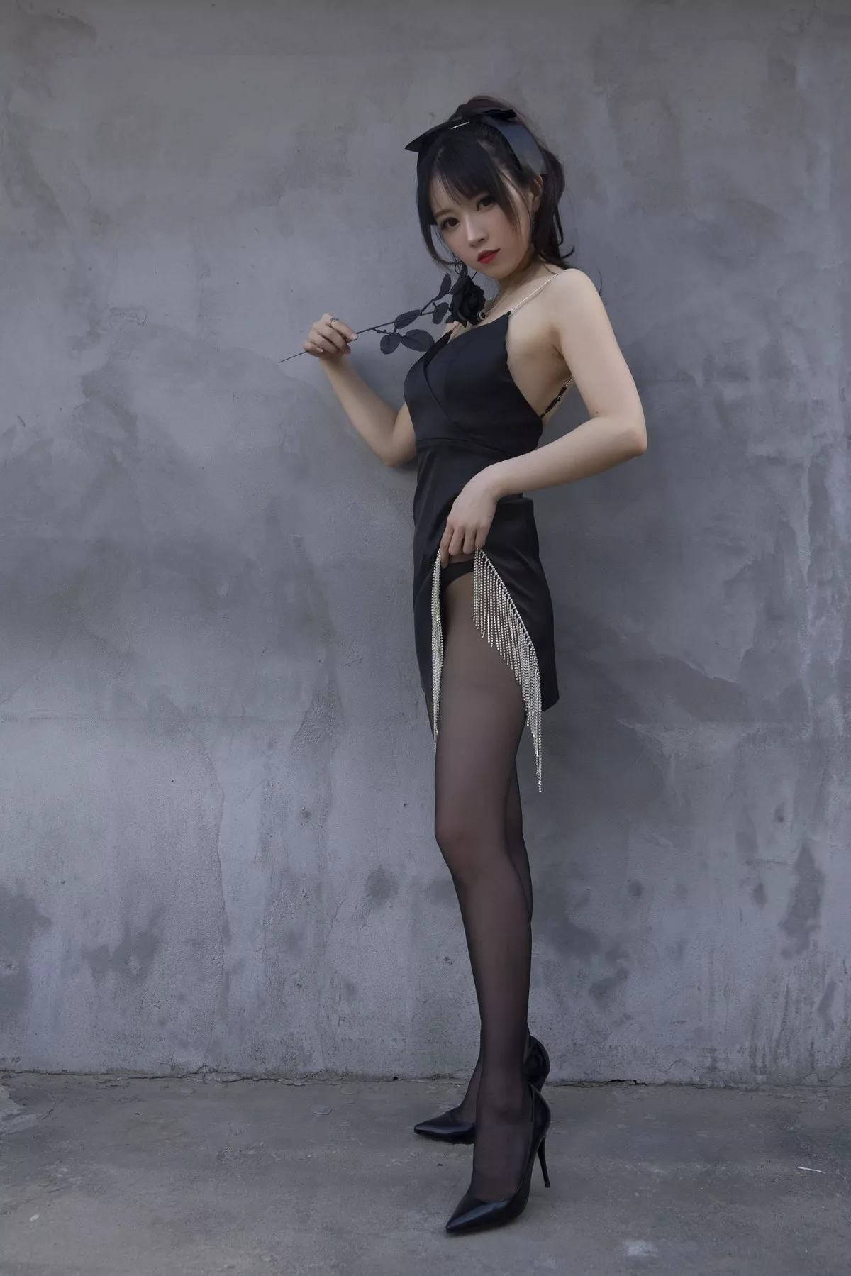 斗鱼主播小女巫露娜黑色流苏主题户外黑色吊裙配黑丝裤袜秀翘臀美腿诱惑写真32P