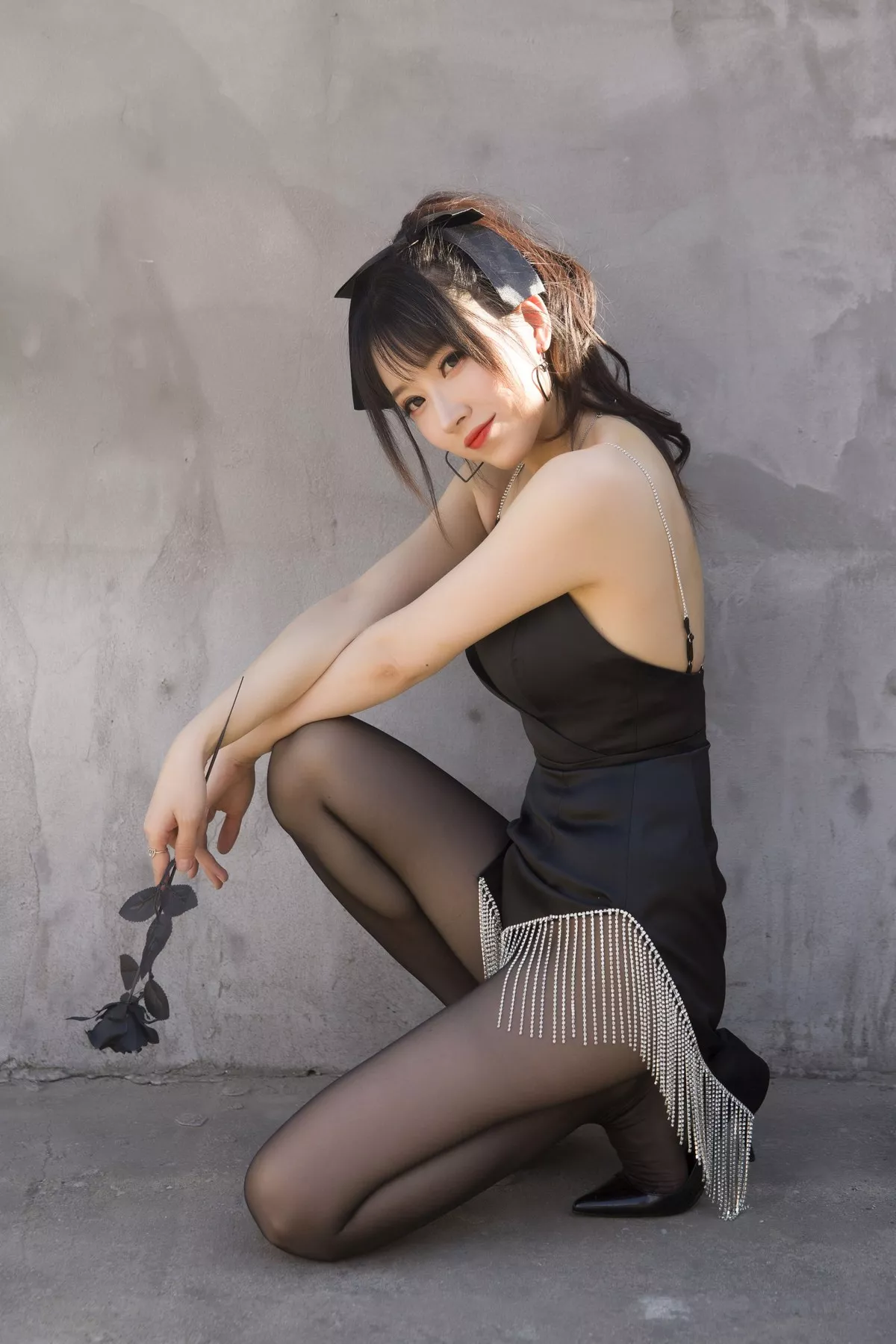 斗鱼主播小女巫露娜黑色流苏主题户外黑色吊裙配黑丝裤袜秀翘臀美腿诱惑写真32P