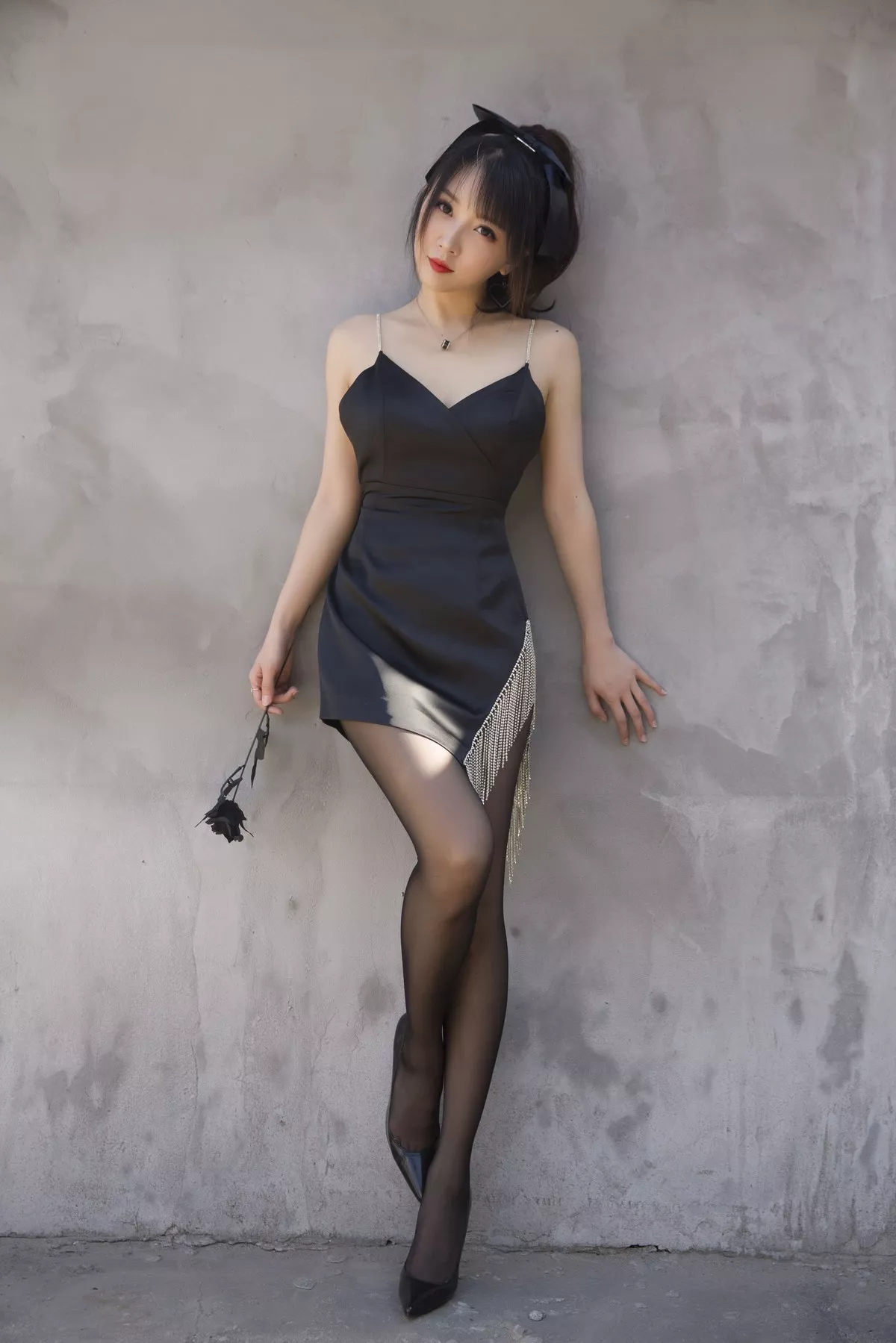 斗鱼主播小女巫露娜黑色流苏主题户外黑色吊裙配黑丝裤袜秀翘臀美腿诱惑写真32P