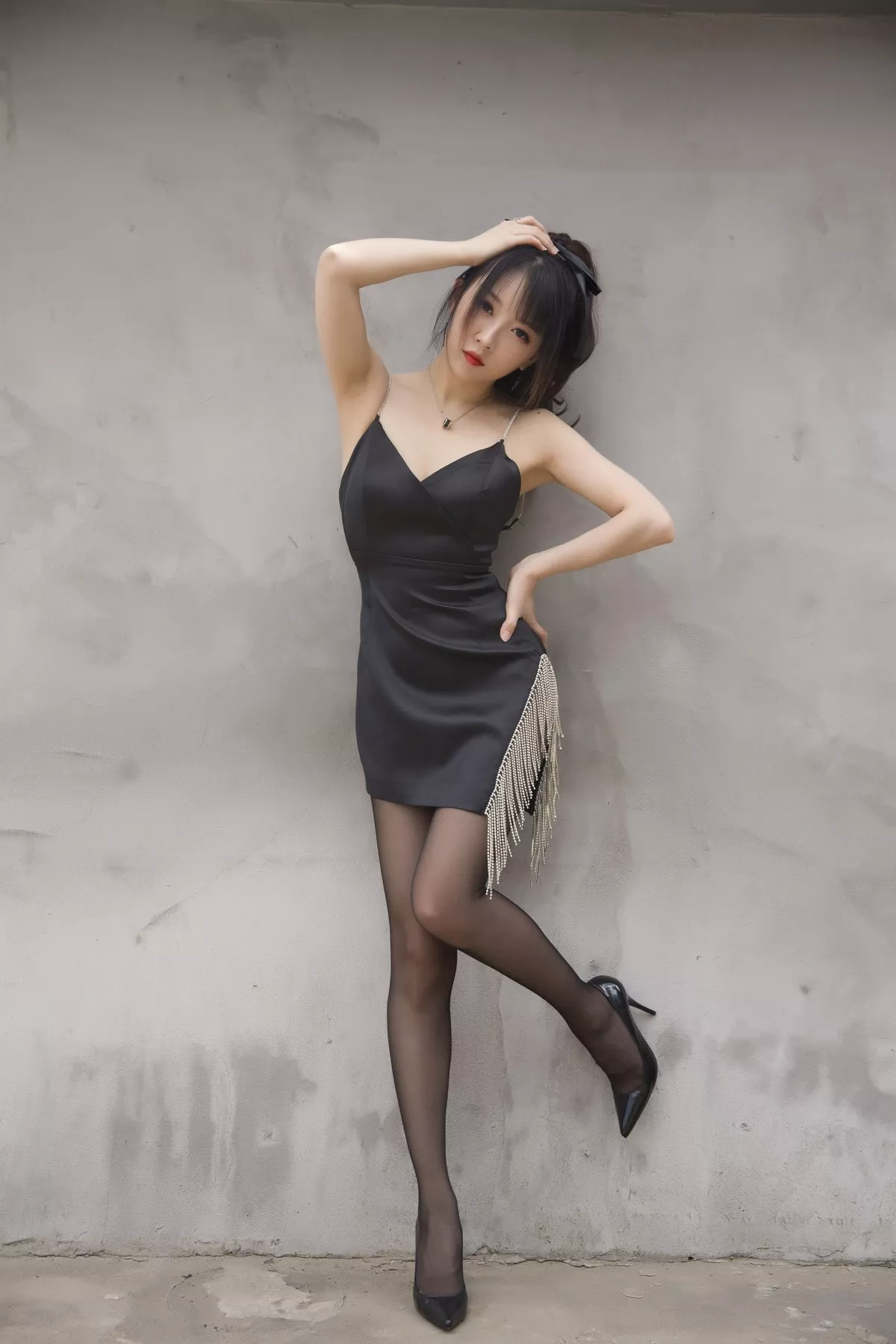 斗鱼主播小女巫露娜黑色流苏主题户外黑色吊裙配黑丝裤袜秀翘臀美腿诱惑写真32P