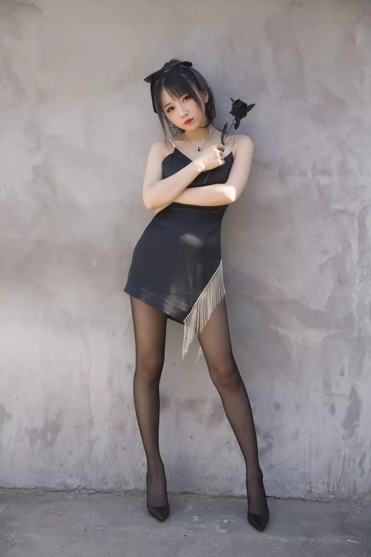 斗鱼主播小女巫露娜黑色流苏主题户外黑色吊裙配黑丝裤袜秀翘臀美腿诱惑写真32P
