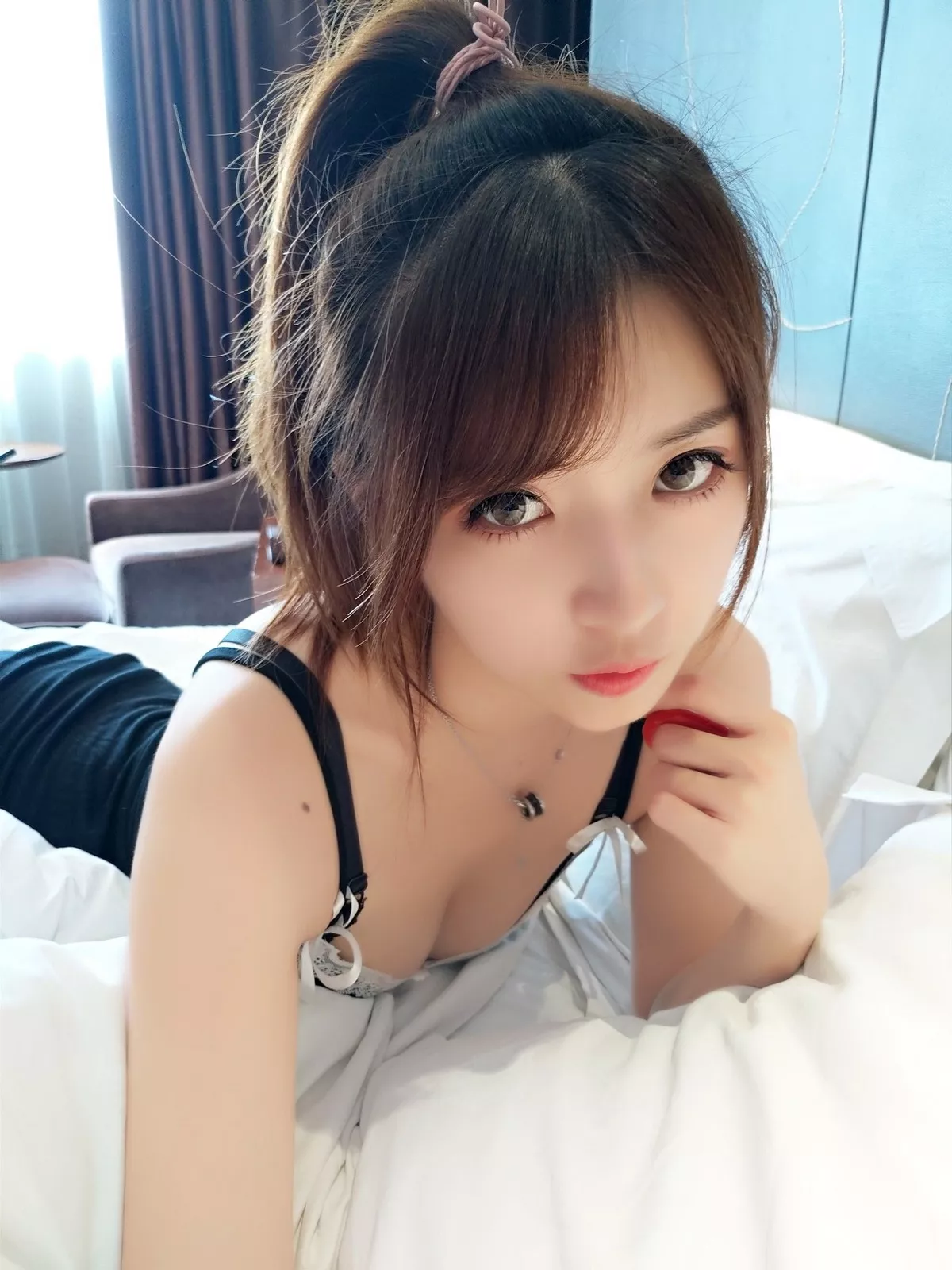 斗鱼主播小女巫露娜黑色吊带裙主题床上低胸裙配黑丝裤袜秀美腿诱惑写真36P