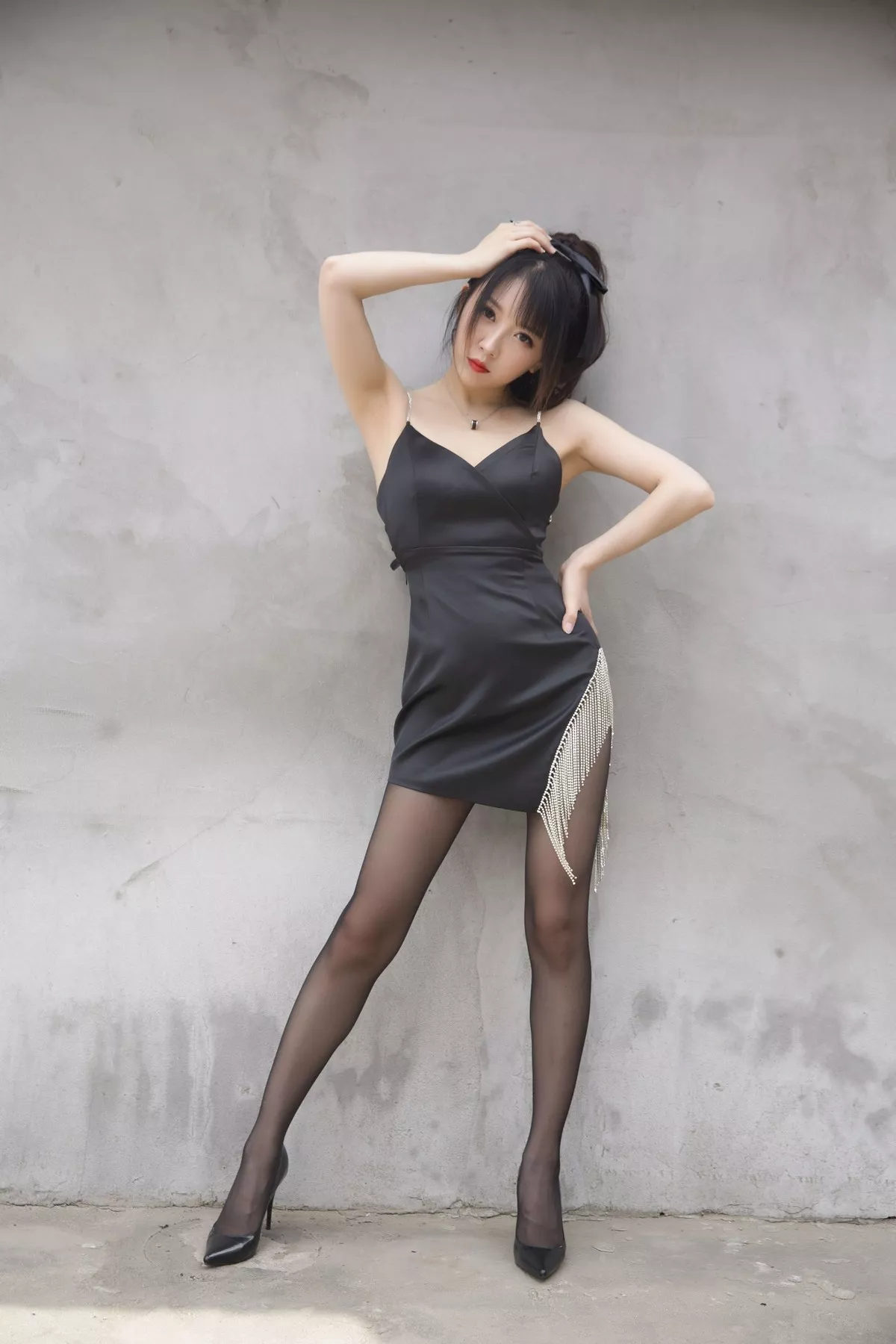 斗鱼主播小女巫露娜黑色流苏主题户外黑色吊裙配黑丝裤袜秀翘臀美腿诱惑写真32P