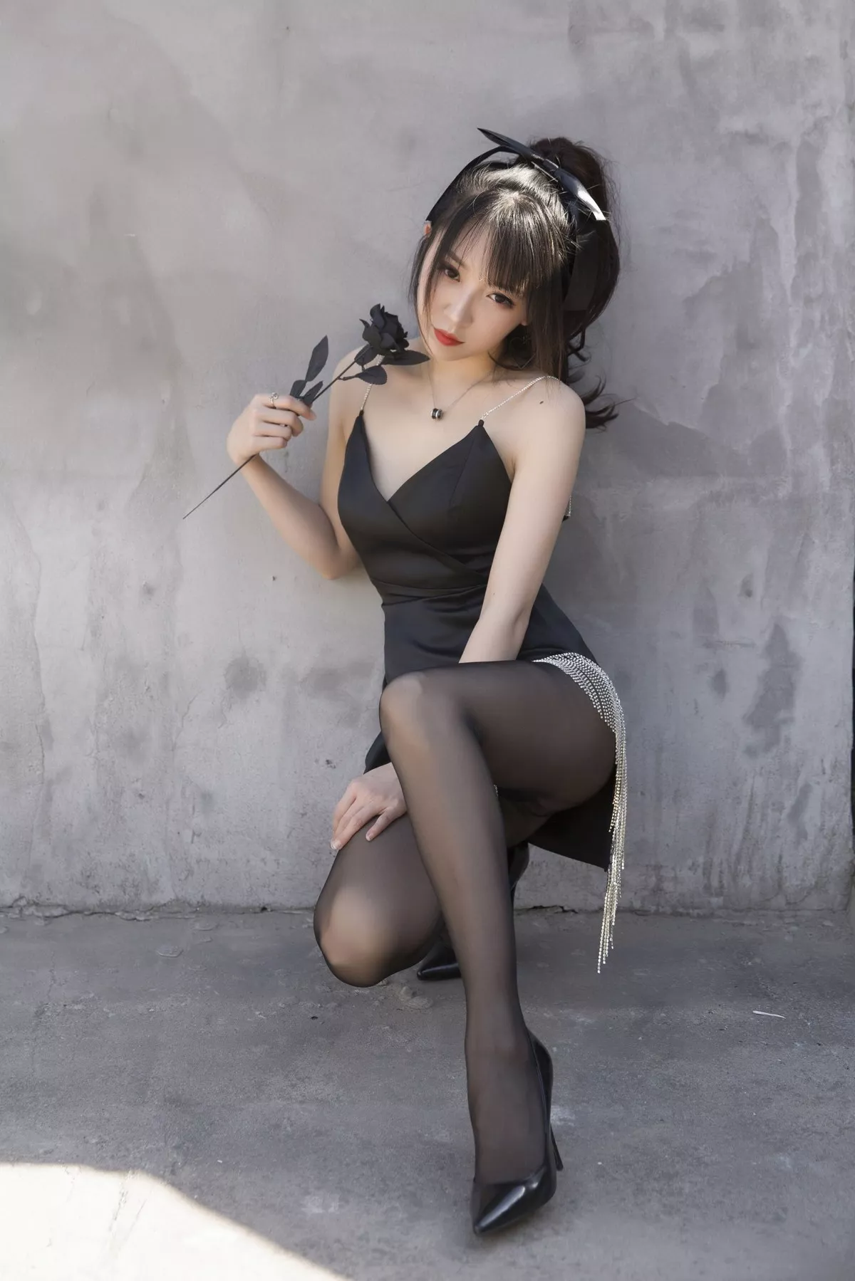 斗鱼主播小女巫露娜黑色流苏主题户外黑色吊裙配黑丝裤袜秀翘臀美腿诱惑写真32P