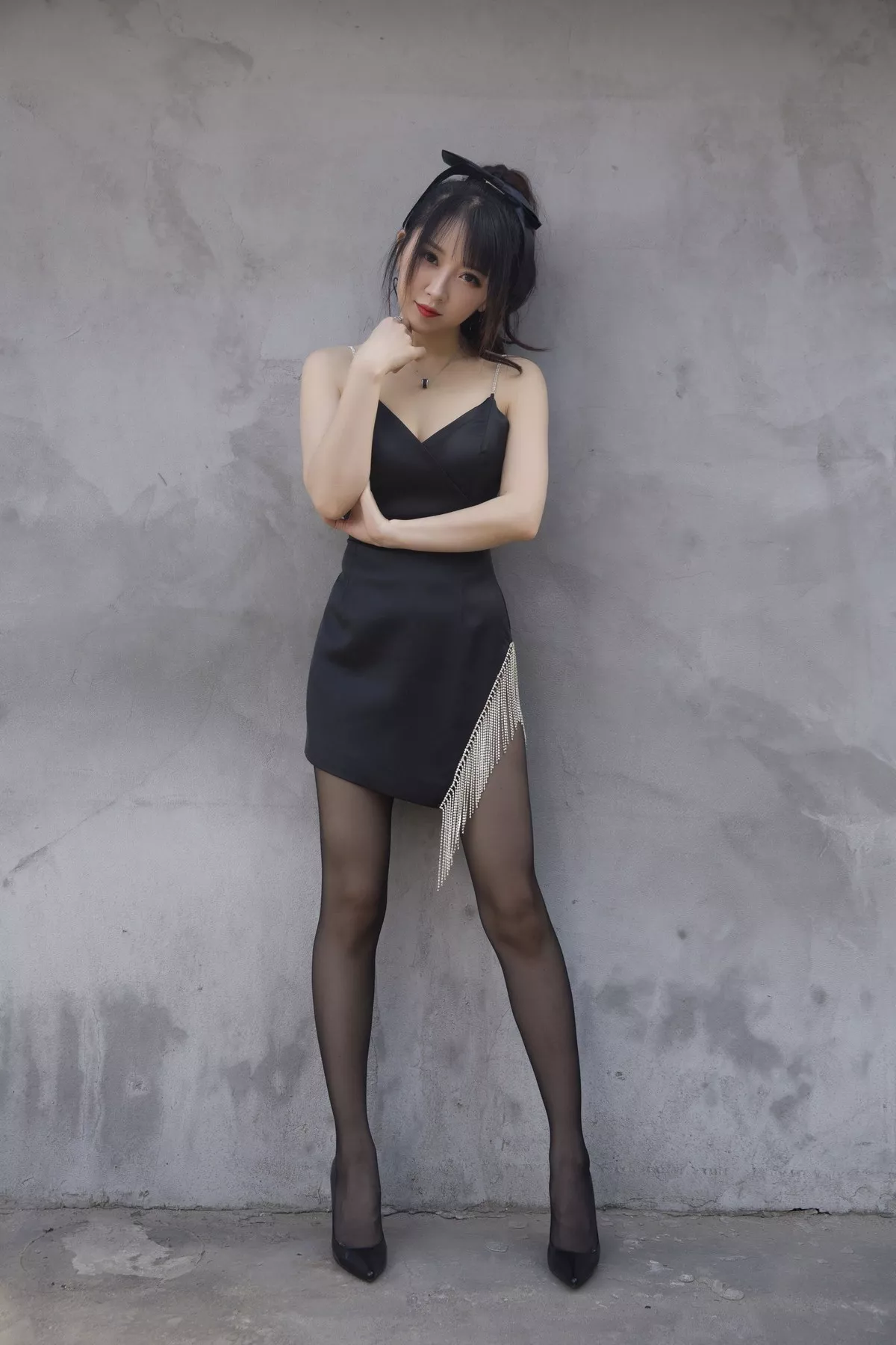 斗鱼主播小女巫露娜黑色流苏主题户外黑色吊裙配黑丝裤袜秀翘臀美腿诱惑写真32P