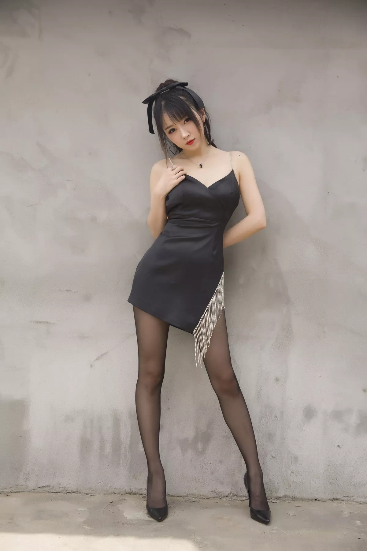 斗鱼主播小女巫露娜黑色流苏主题户外黑色吊裙配黑丝裤袜秀翘臀美腿诱惑写真32P