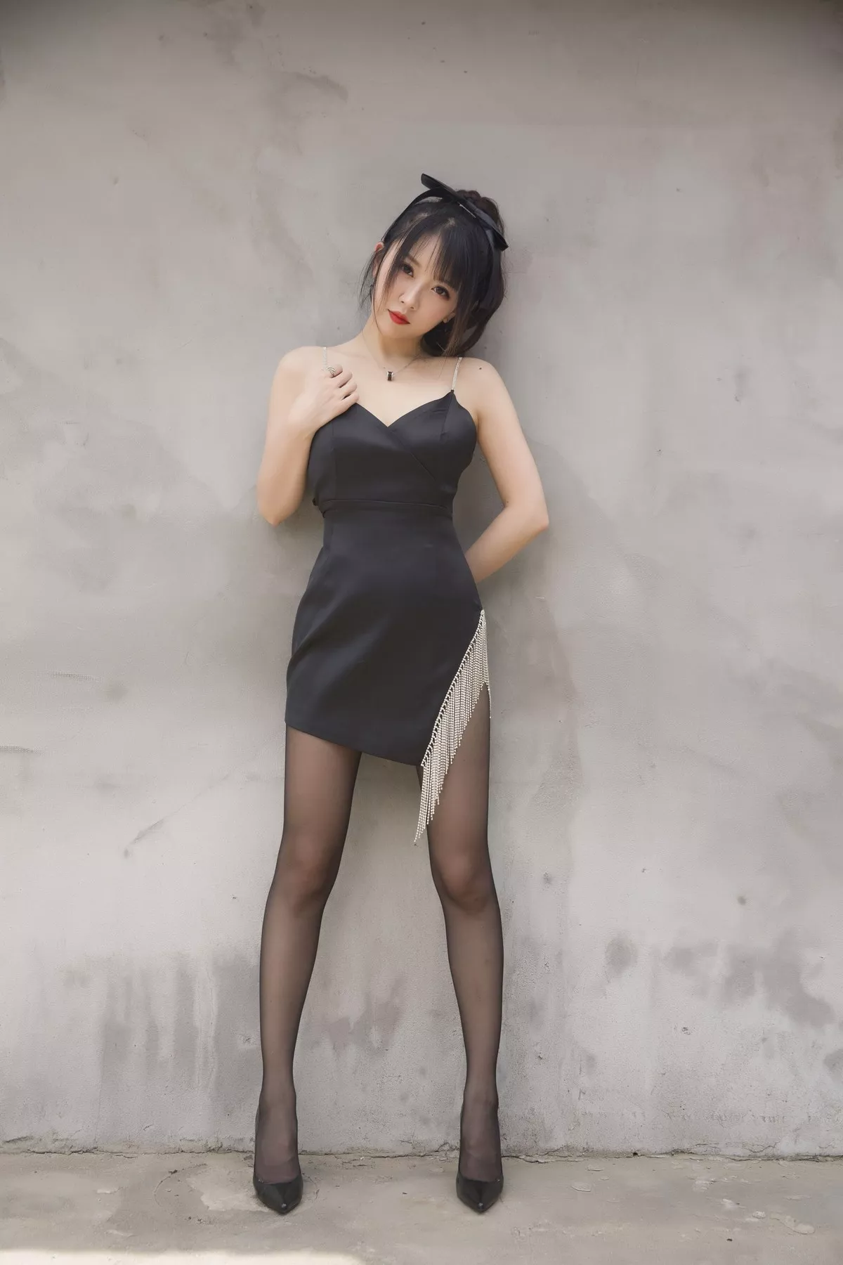 斗鱼主播小女巫露娜黑色流苏主题户外黑色吊裙配黑丝裤袜秀翘臀美腿诱惑写真32P