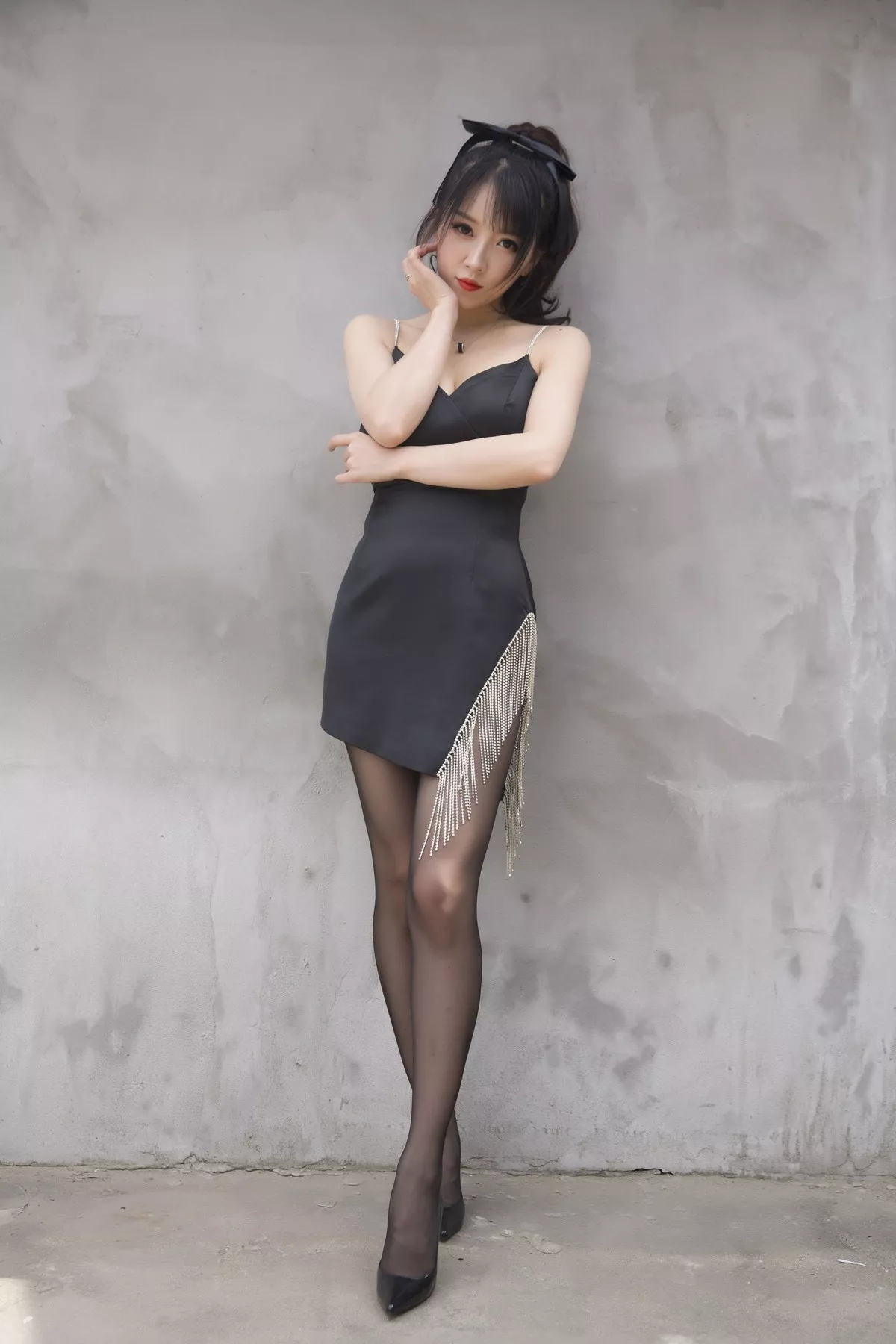 斗鱼主播小女巫露娜黑色流苏主题户外黑色吊裙配黑丝裤袜秀翘臀美腿诱惑写真32P