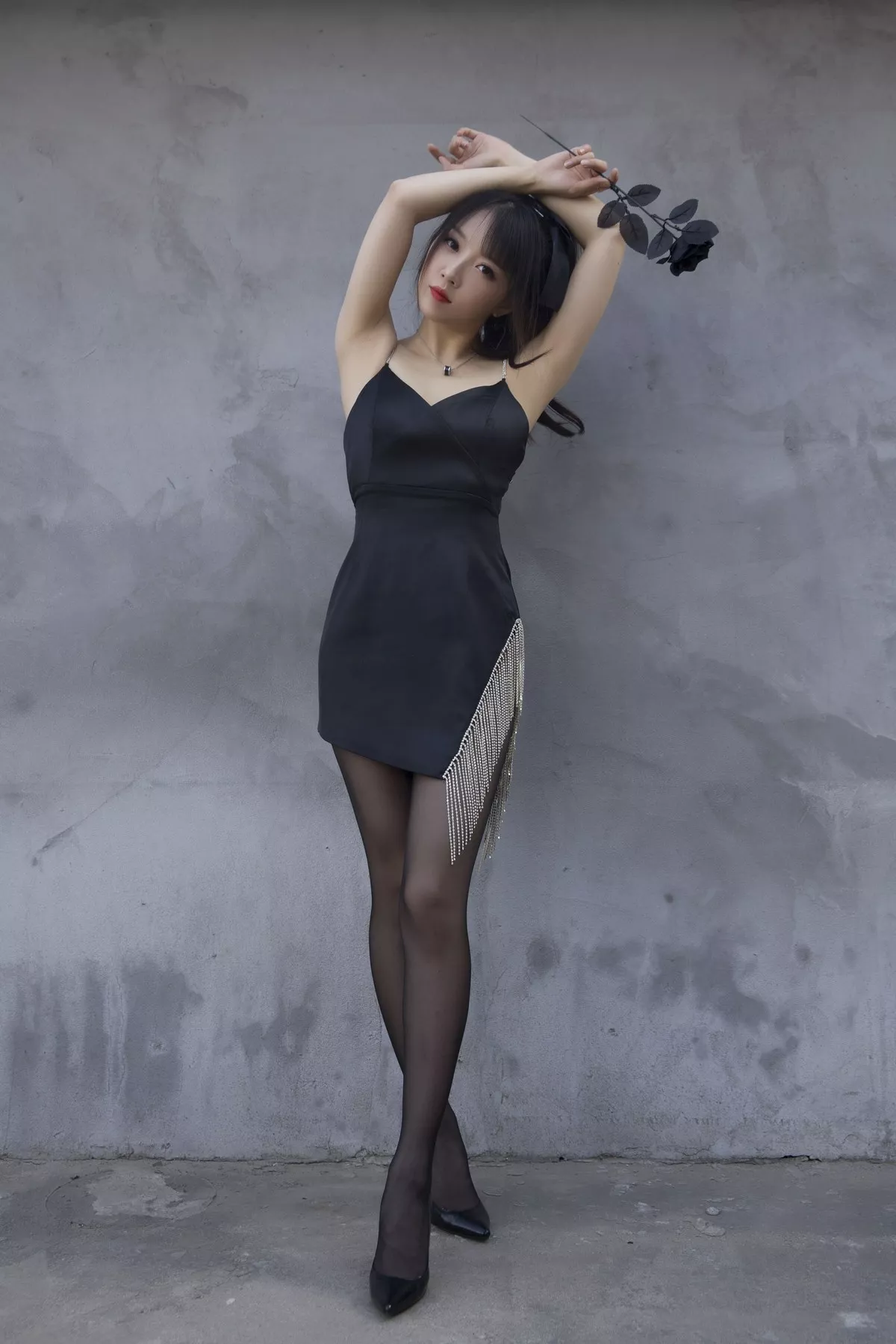 斗鱼主播小女巫露娜黑色流苏主题户外黑色吊裙配黑丝裤袜秀翘臀美腿诱惑写真32P