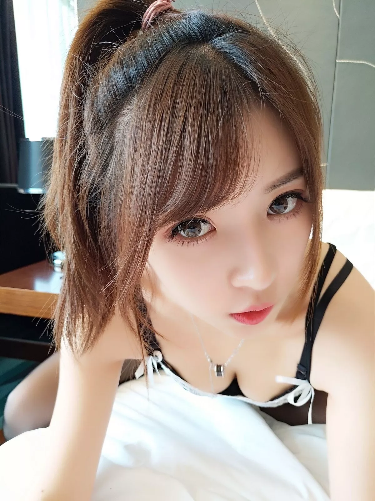 斗鱼主播小女巫露娜黑色吊带裙主题床上低胸裙配黑丝裤袜秀美腿诱惑写真36P