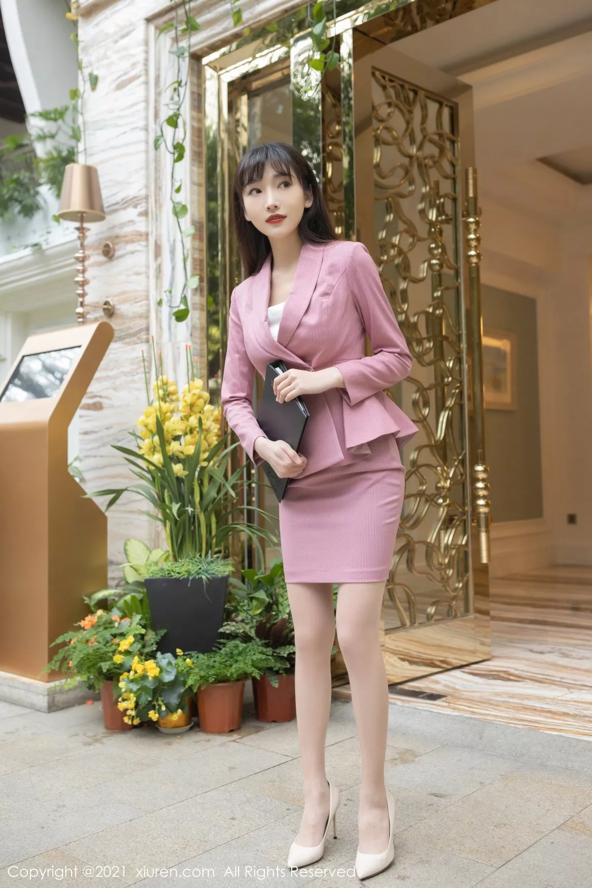 XiuRen第3533期_嫩模陆萱萱成都旅拍客服主管主题性感内衣配开档肉丝诱惑写真78P