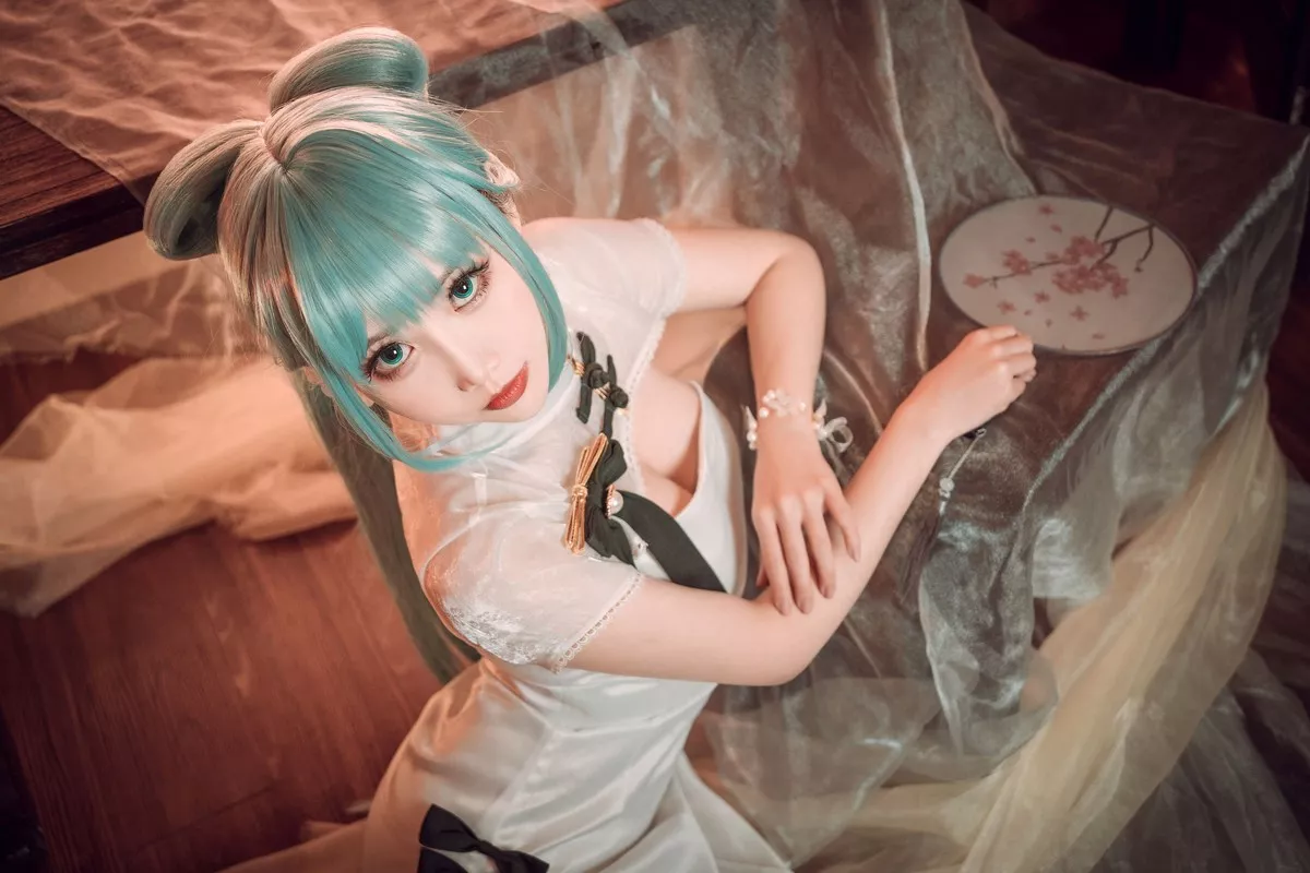 可爱人气Coser面饼仙儿初音旗袍主题私房高叉旗袍秀白嫩翘臀美腿诱惑写真28P
