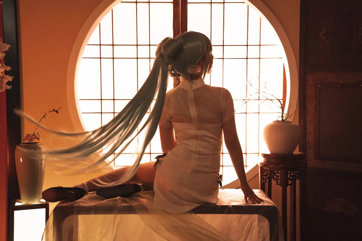 可爱人气Coser面饼仙儿初音旗袍主题私房高叉旗袍秀白嫩翘臀美腿诱惑写真28P