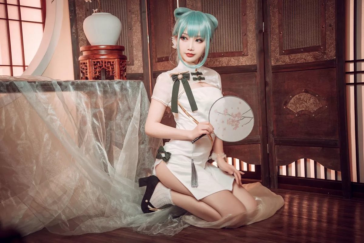 可爱人气Coser面饼仙儿初音旗袍主题私房高叉旗袍秀白嫩翘臀美腿诱惑写真28P