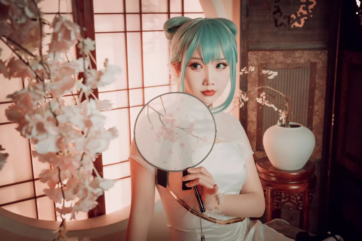可爱人气Coser面饼仙儿初音旗袍主题私房高叉旗袍秀白嫩翘臀美腿诱惑写真28P