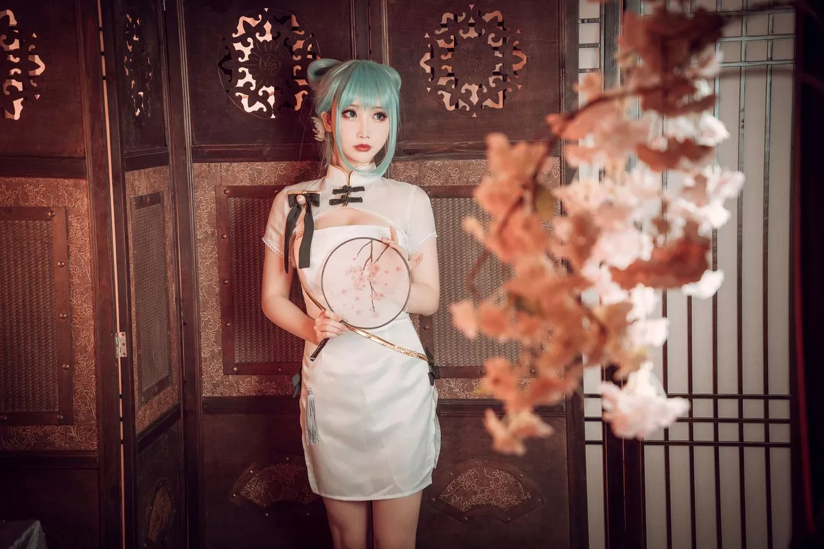 可爱人气Coser面饼仙儿初音旗袍主题私房高叉旗袍秀白嫩翘臀美腿诱惑写真28P