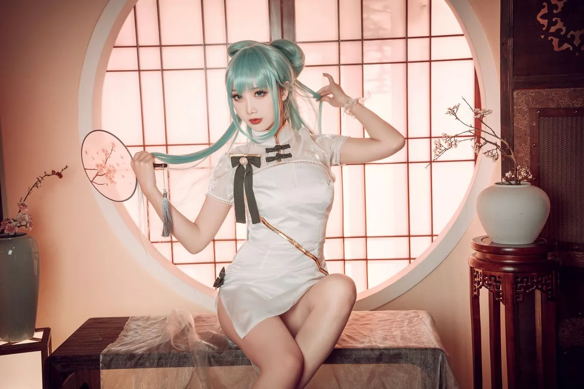 可爱人气Coser面饼仙儿初音旗袍主题私房高叉旗袍秀白嫩翘臀美腿诱惑写真28P