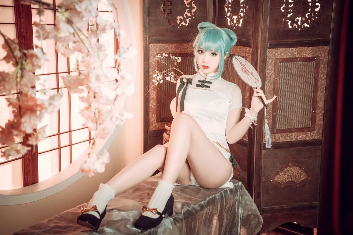 可爱人气Coser面饼仙儿初音旗袍主题私房高叉旗袍秀白嫩翘臀美腿诱惑写真28P