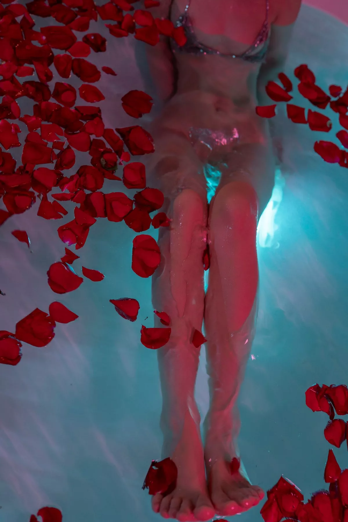 COS福利美少女晕崽浴缸主题私房浴室金缕衣秀火辣身材花瓣浴湿身诱惑写真35P