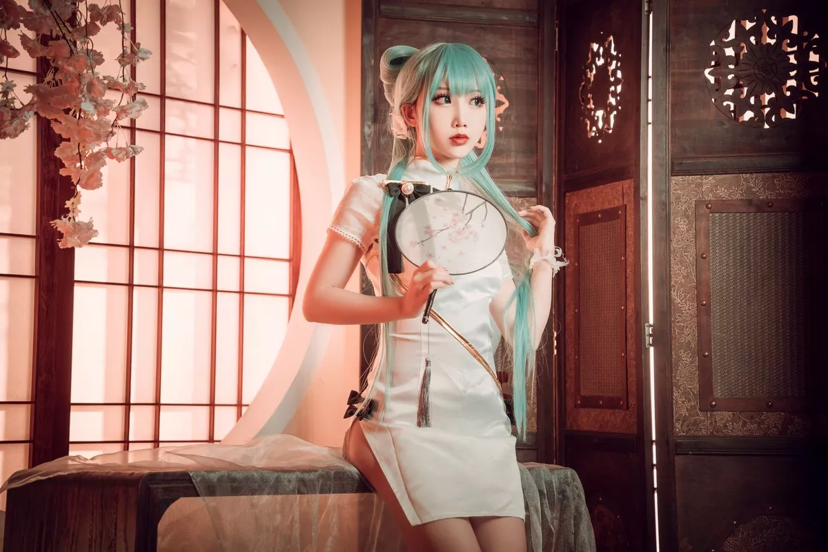 可爱人气Coser面饼仙儿初音旗袍主题私房高叉旗袍秀白嫩翘臀美腿诱惑写真28P