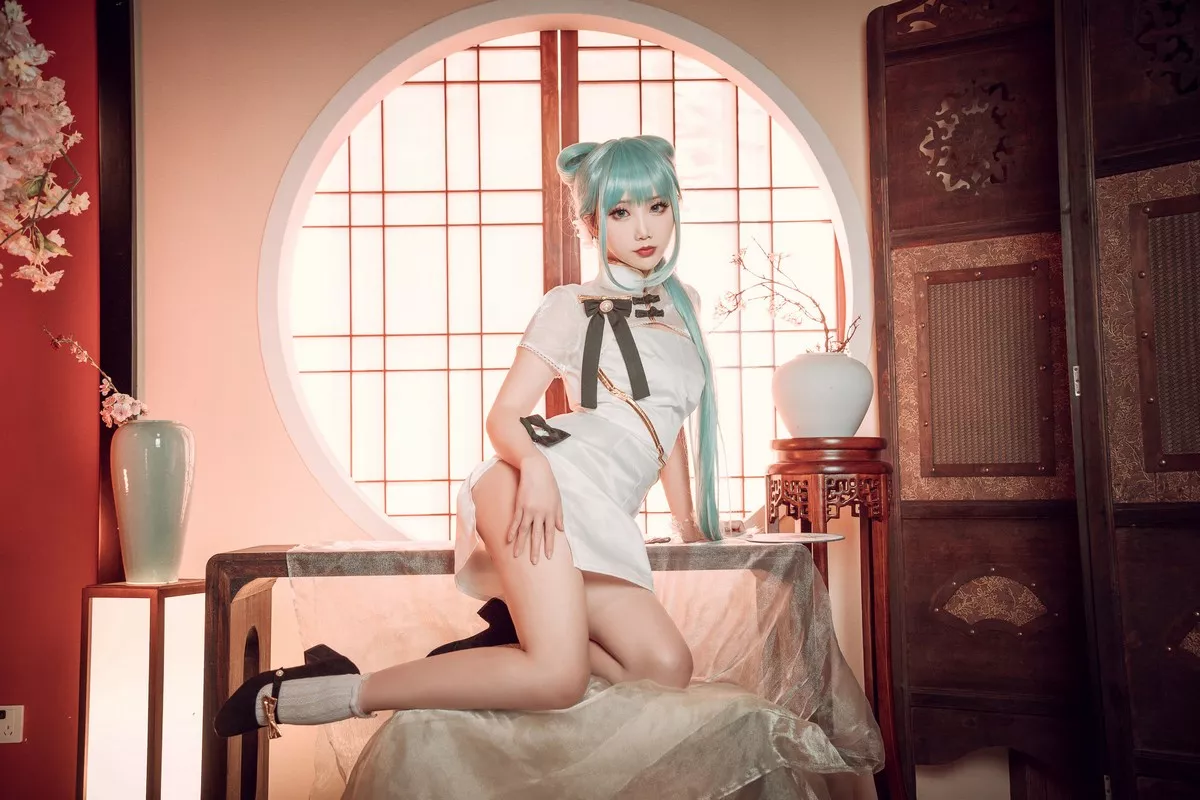 可爱人气Coser面饼仙儿初音旗袍主题私房高叉旗袍秀白嫩翘臀美腿诱惑写真28P