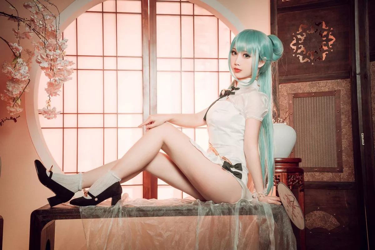 可爱人气Coser面饼仙儿初音旗袍主题私房高叉旗袍秀白嫩翘臀美腿诱惑写真28P