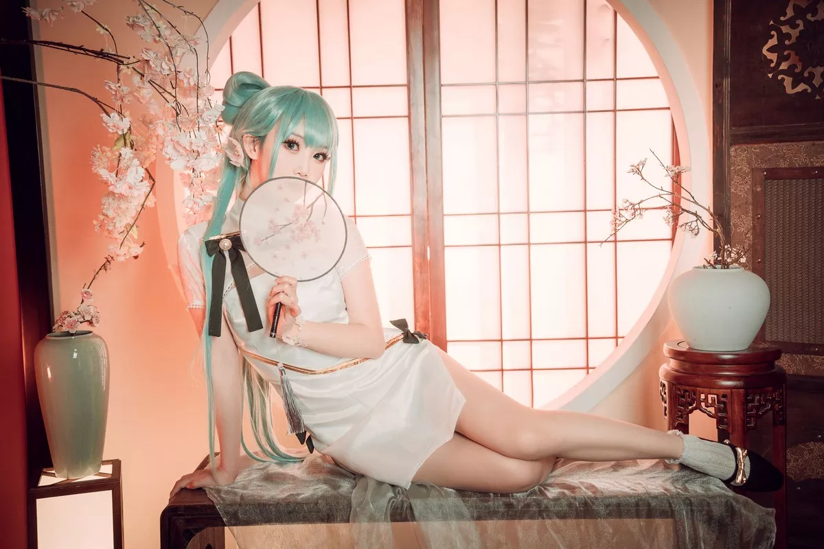 可爱人气Coser面饼仙儿初音旗袍主题私房高叉旗袍秀白嫩翘臀美腿诱惑写真28P
