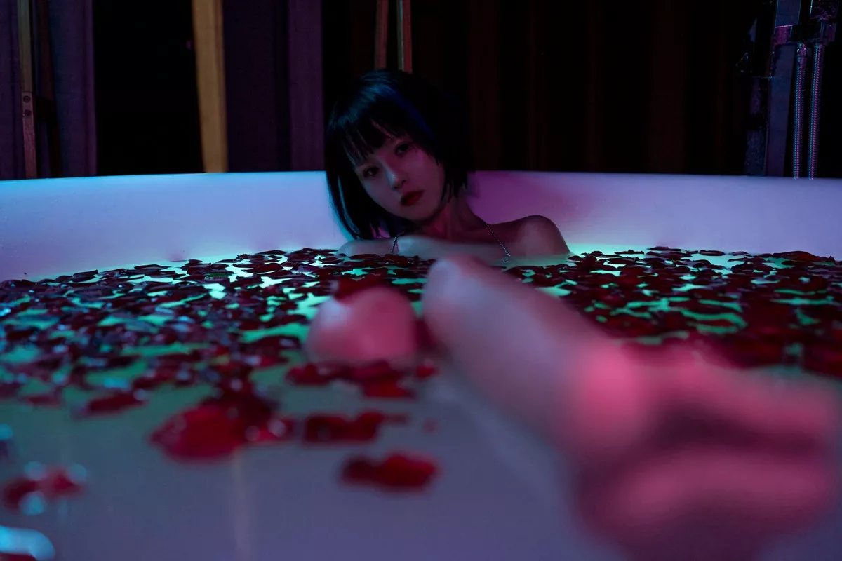 COS福利美少女晕崽浴缸主题私房浴室金缕衣秀火辣身材花瓣浴湿身诱惑写真35P